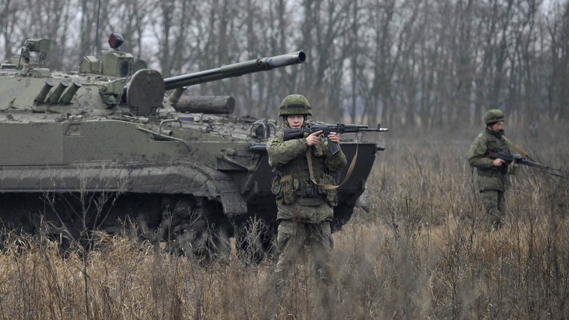 Russische Truppen nehmen am Freitag, den 10. Dezember 2021, an Übungen auf dem Schießplatz Kadamovskiy in der Region Rostow im Süden Russlands teil. | AP