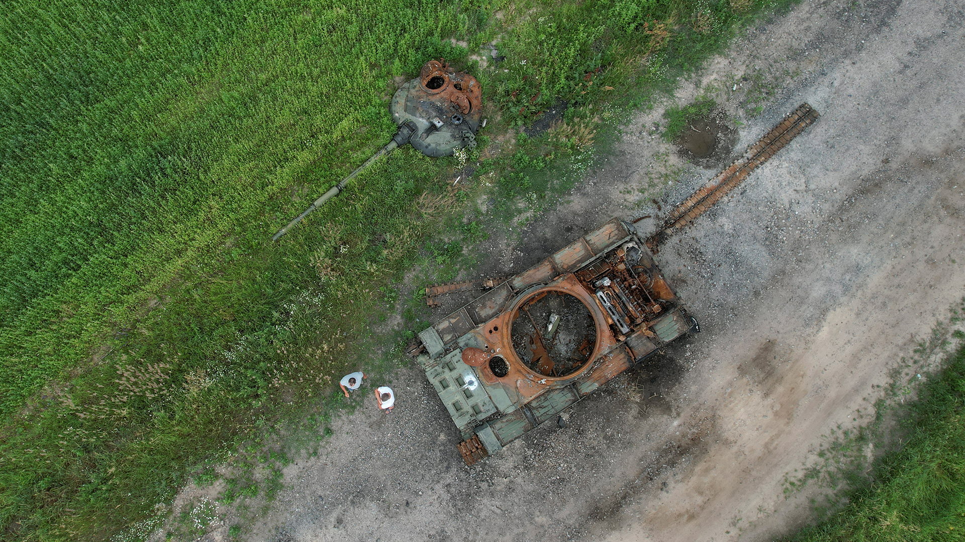 Auf einem Feld in der Ukraine steht ein zerstörter russischer Panzer. | REUTERS