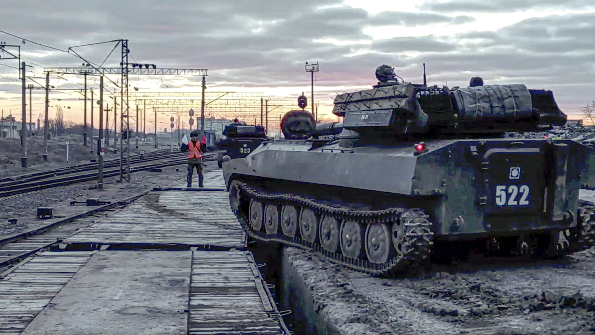 Auf diesem Videostandbild des Pressedienstes des russischen Verteidigungsministeriums werden russische Panzerfahrzeuge nach dem Ende von Militärübungen in Südrussland auf Bahnsteige verladen | dpa