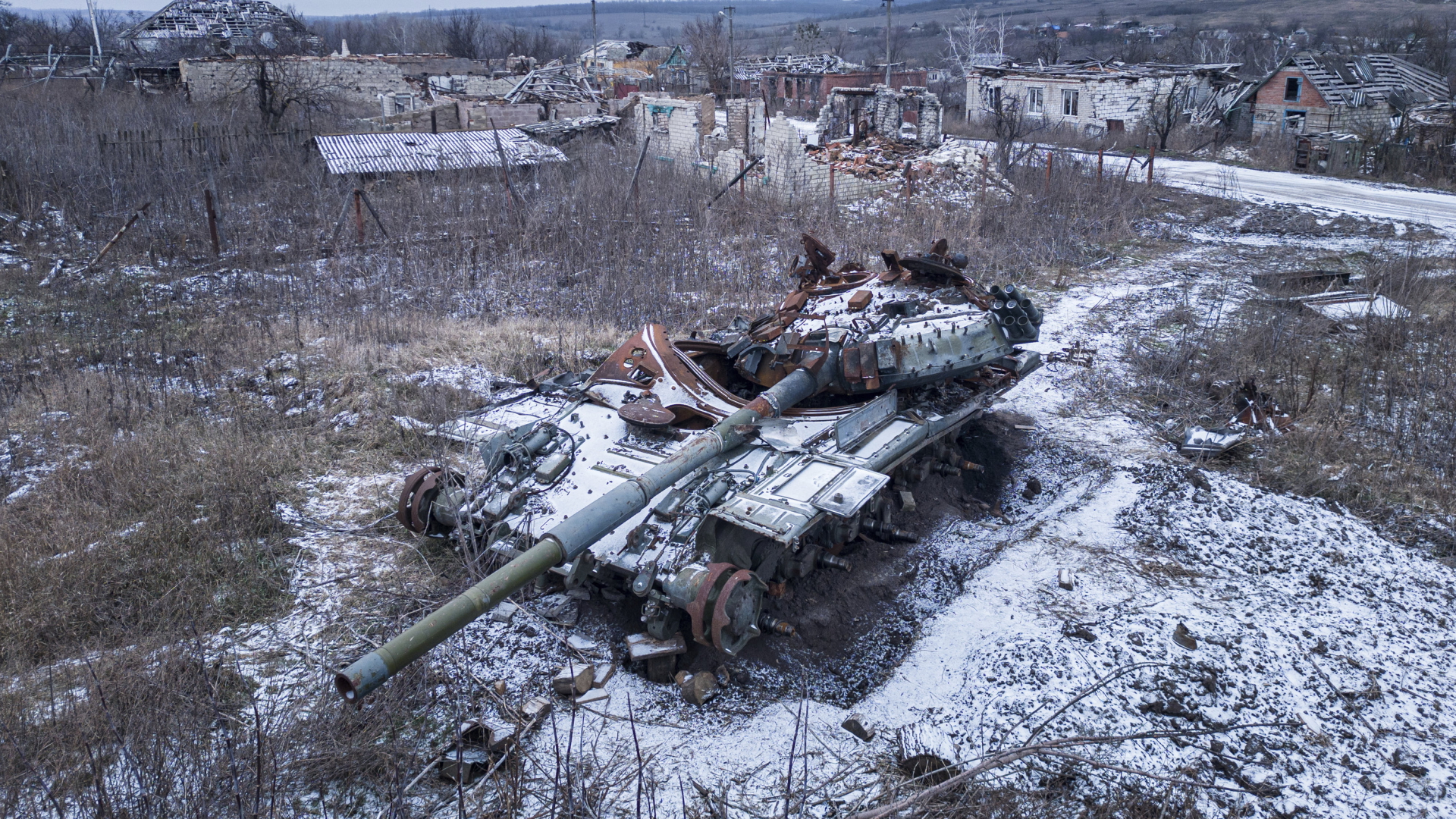 Ein zerstörter russischer Panzer, der von Schnee bedeckt ist, steht im Dorf Kamjanka in der Region Charkiw. (Aufnahme vom 14. Januar 2023) | AP