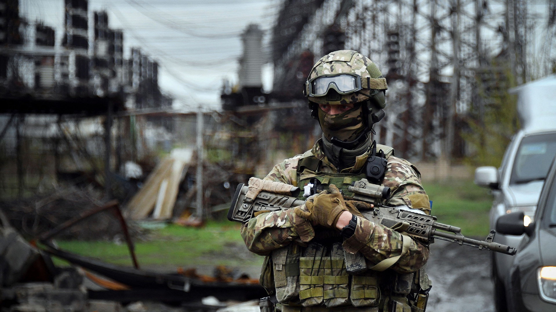 Ein russischer Soldat hält vor dem Kraftwerk Luhansk in der Stadt Schtschastja Wache. | AFP
