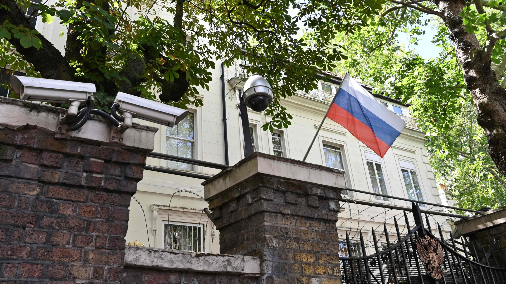 Kameras und eine Flagge vor dem Eingang des russischen Generalkonsulats in London (Archivbild von 2020). | AFP