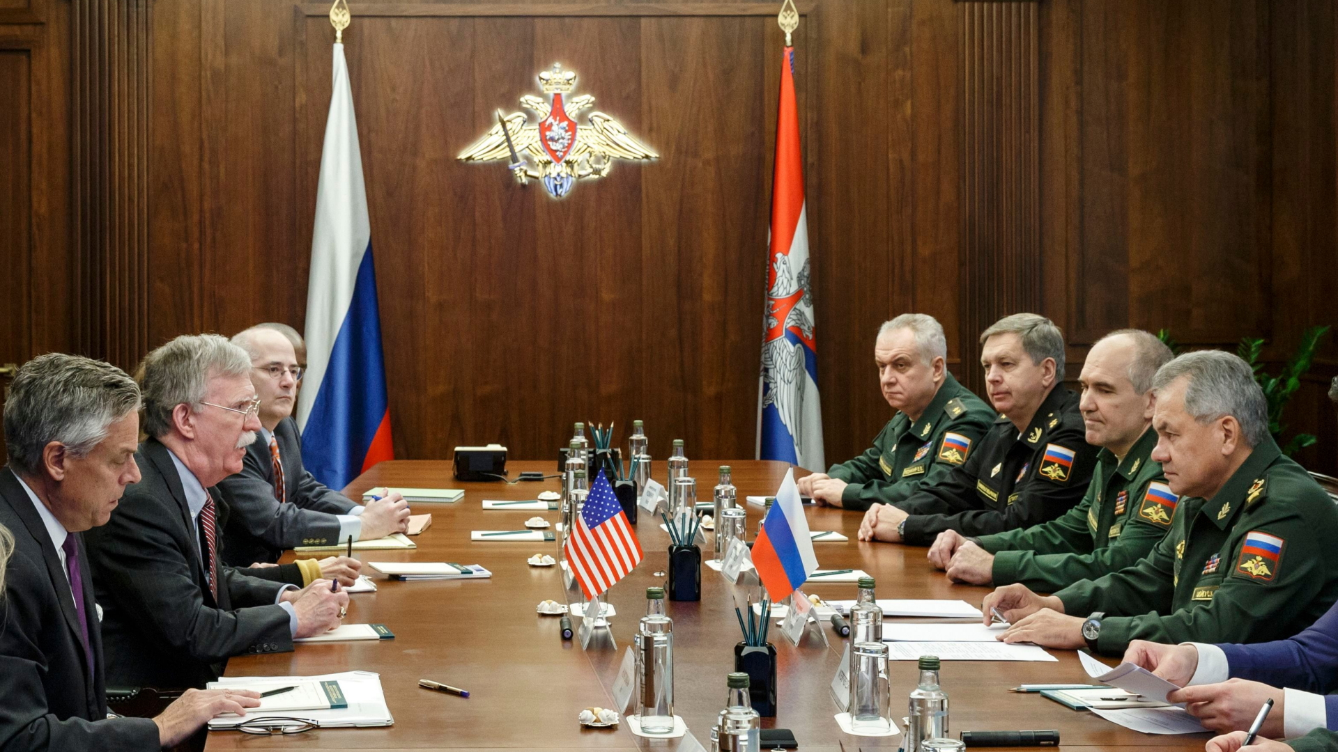 Russlands Verteidigungsminister Schoigu in Gespächen mit US-Sicherheitsberater Bolton | Bildquelle: VADIM SAVITSKY/RUSSIAN DEFENCE M
