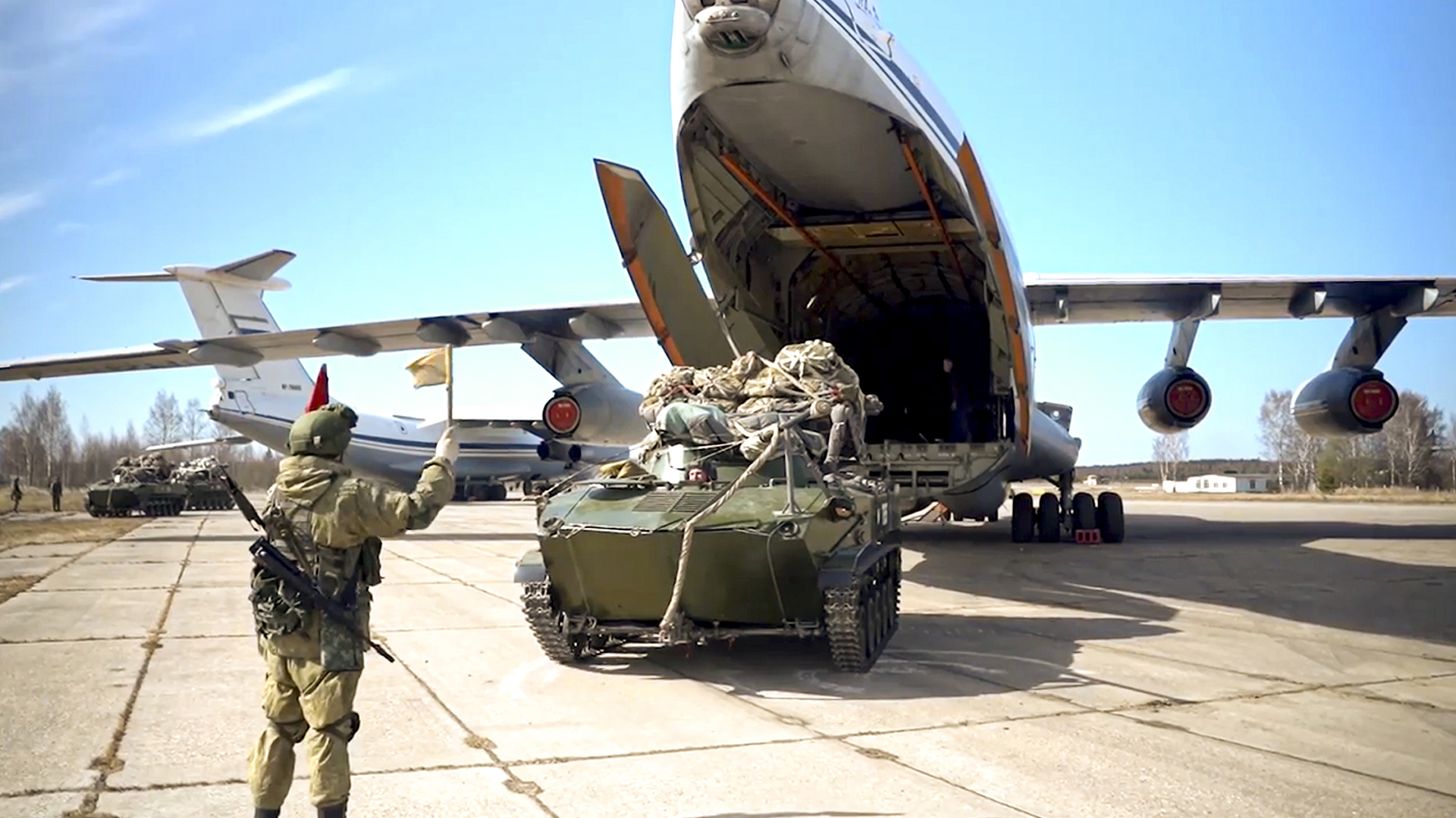 Ein russisches Militärfahrzeug wird in ein Flugzeug  auf der Krim geladen  | dpa