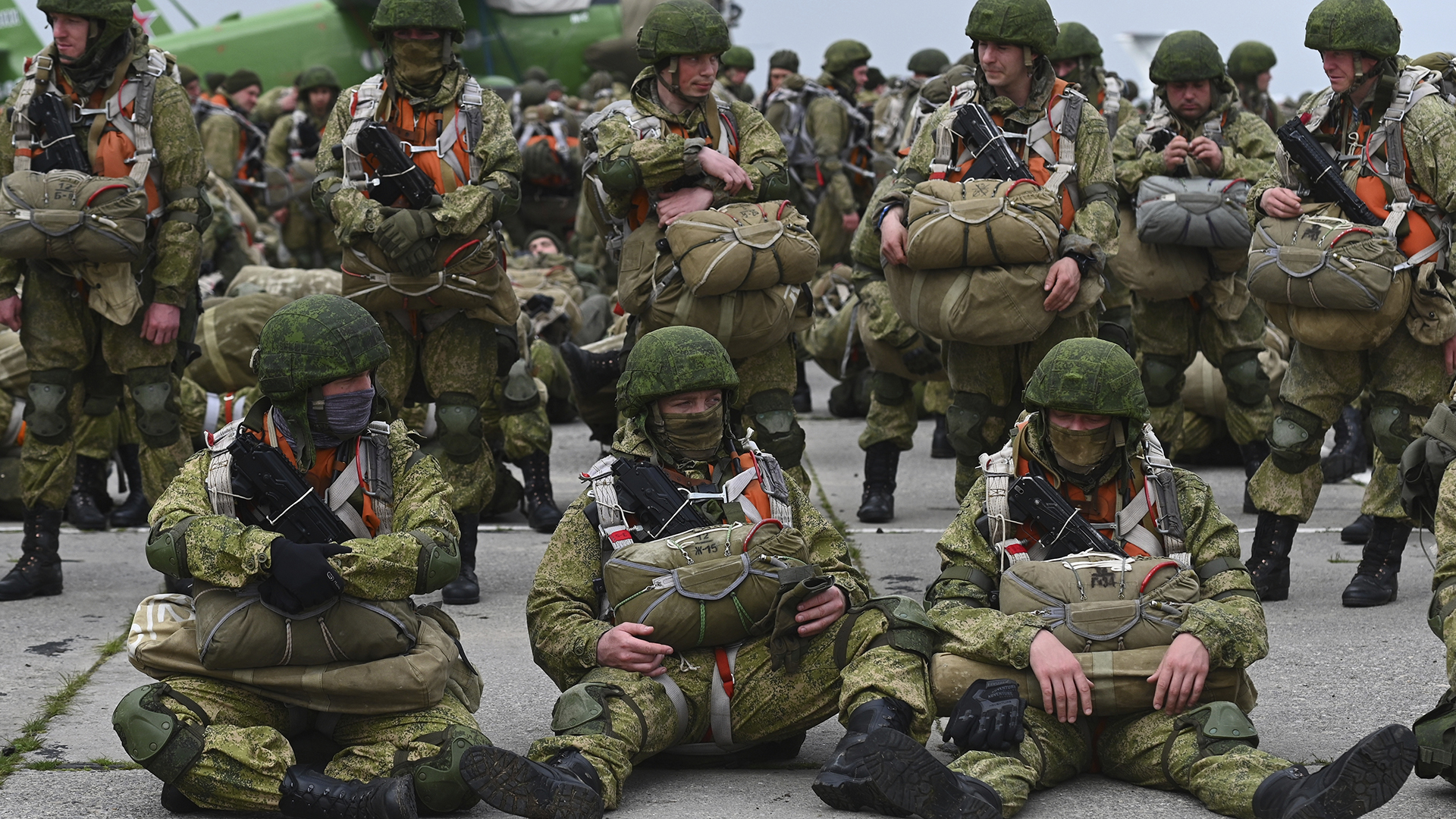 Russische Fallschirmjäger warten darauf in ein Flugzeug zu steigen | dpa