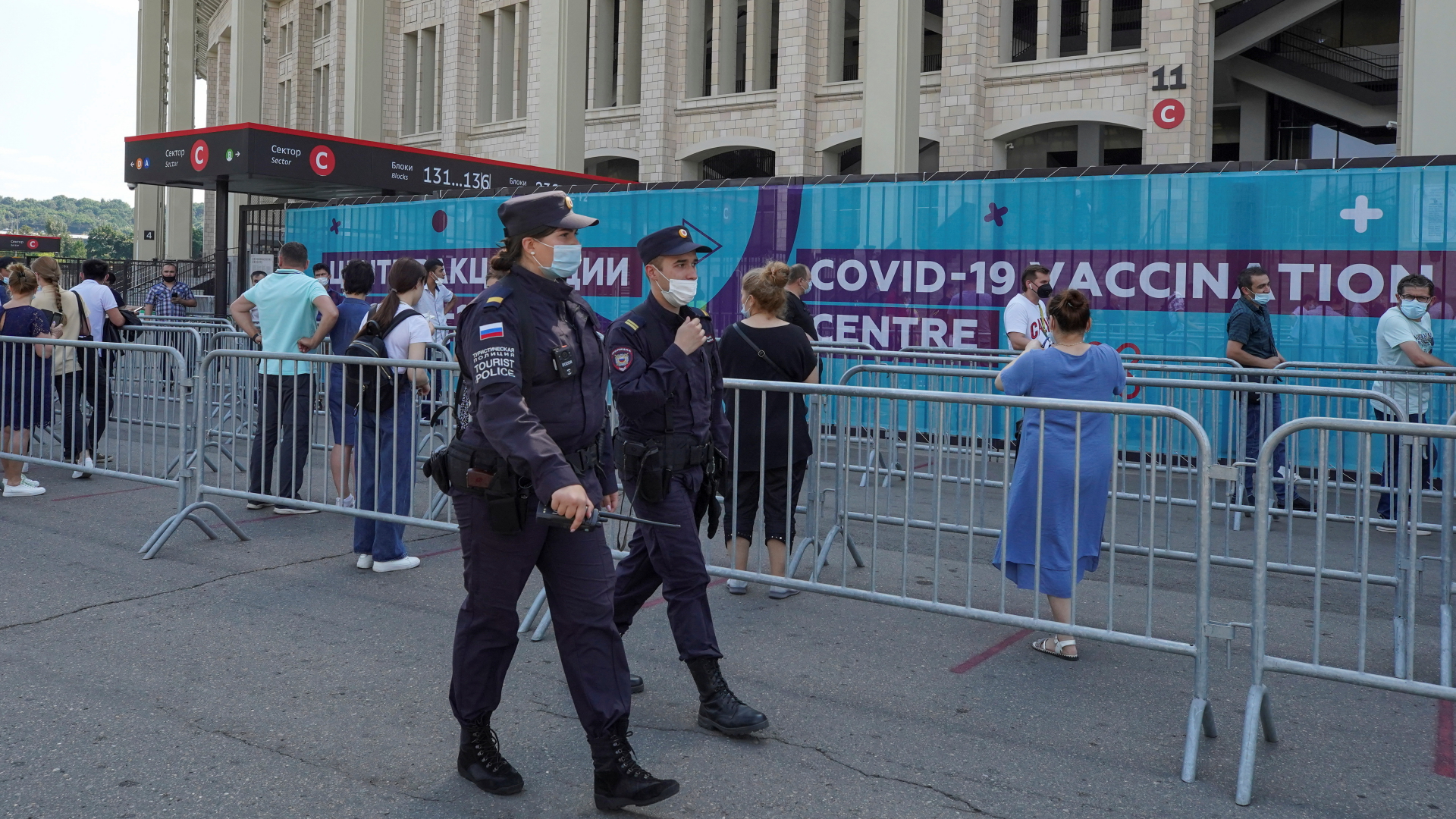 Polizisten vor einem Impfzentrum in Moskau | REUTERS