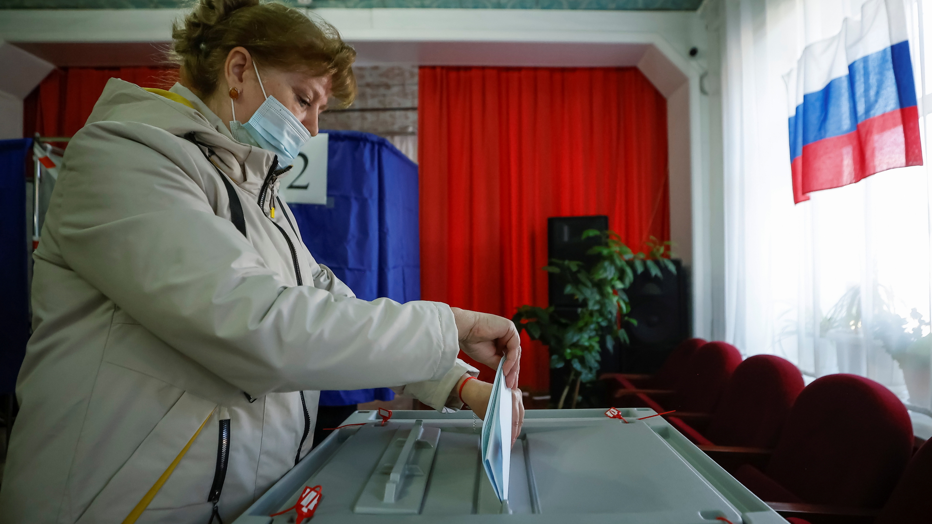 Eine Frau wirft ihren Stimmzettel in die Wahlurne. | REUTERS