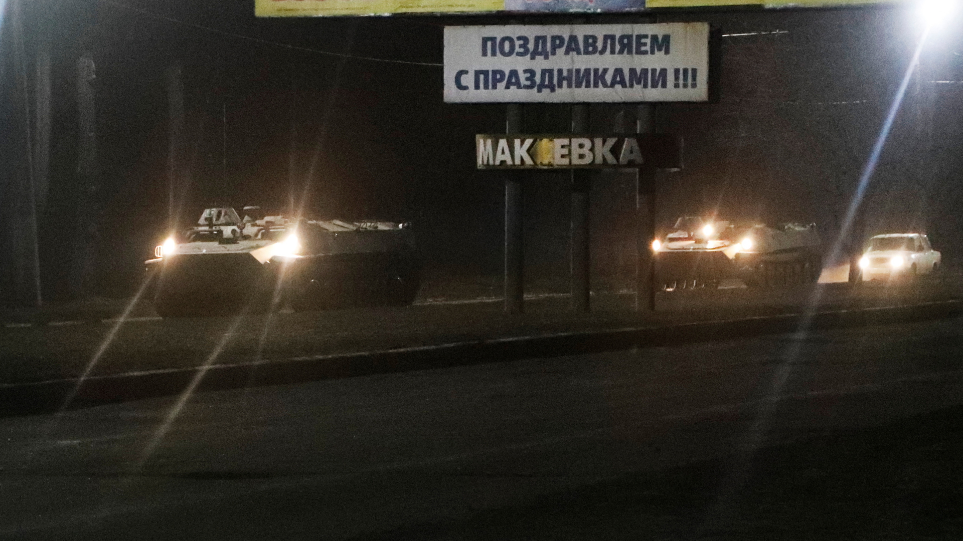 Militärfahrzeuge auf einer Straße in der Ostukraine | REUTERS