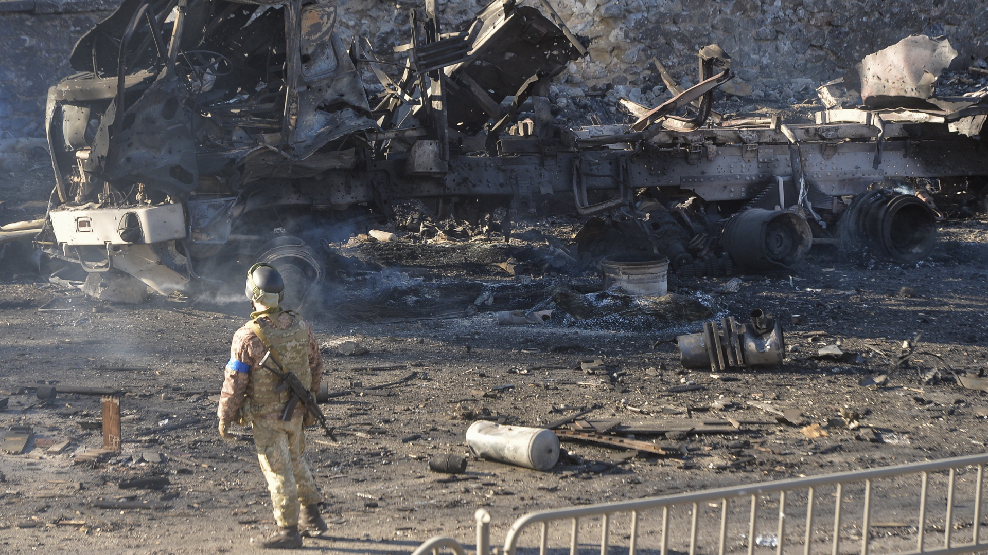 Ein ukrainischer Soldat steht vor einem ausgebrannten Fahrzeug in Kiew | EPA