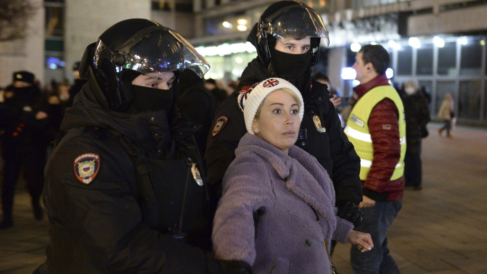 Polizisten nehmen eine Demonstrantin in Moskau fest. | AP
