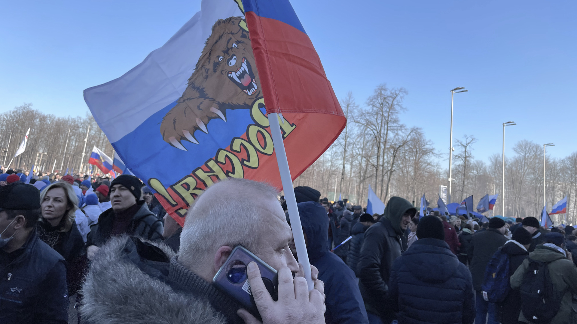Ein russischer Bär fletscht die Zähne und zeigt die Pratzen: Eine Flagge sogenannten Krimtag vor dem Luschniki-Stadion in Moskau. | ARD-Studio Moskau