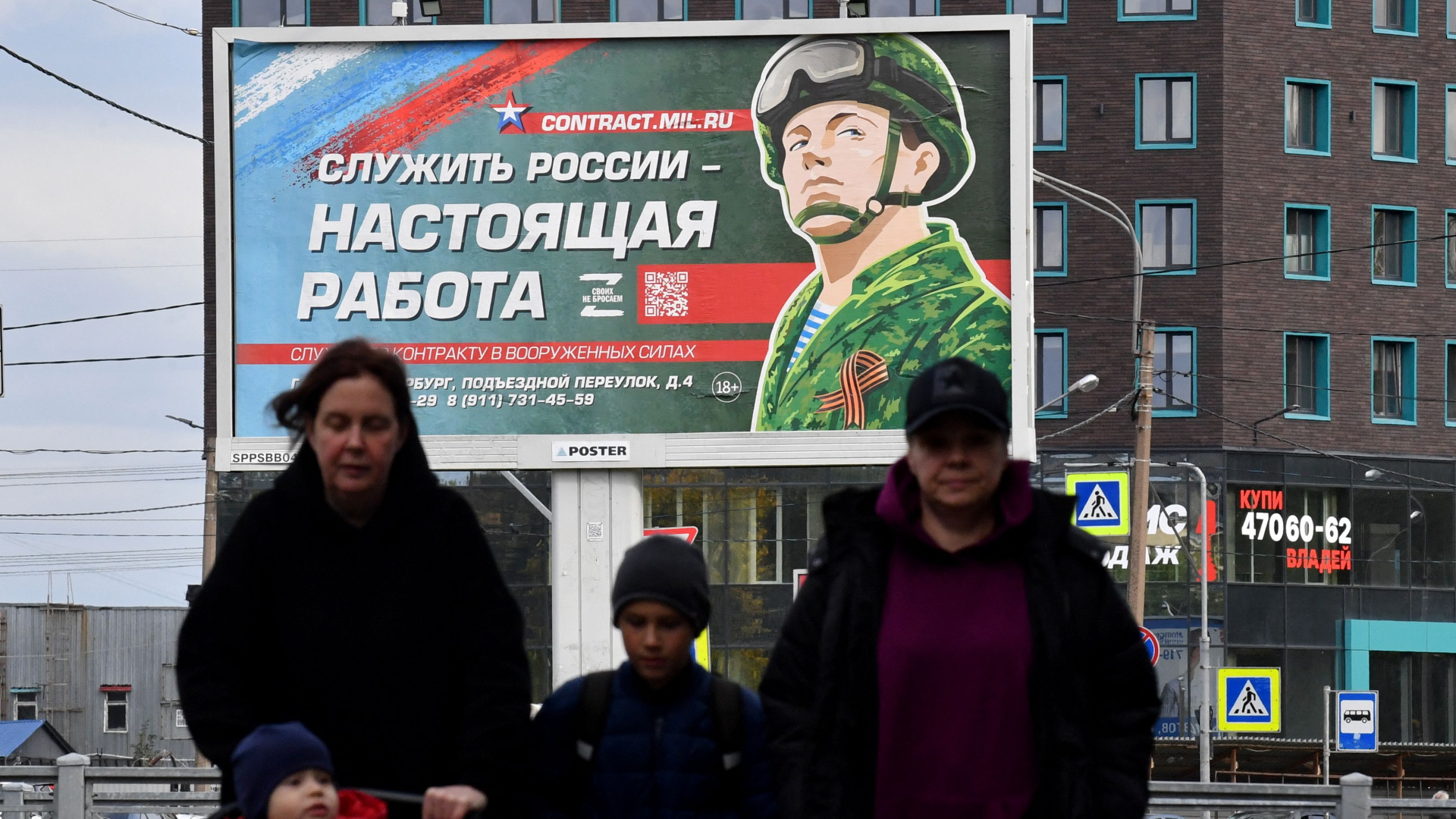 "Russland dienen - eine wahre Arbeit" steht auf einem Anwerbeplakat der russischen Streitkräfte in Sankt Petersburg. | AFP