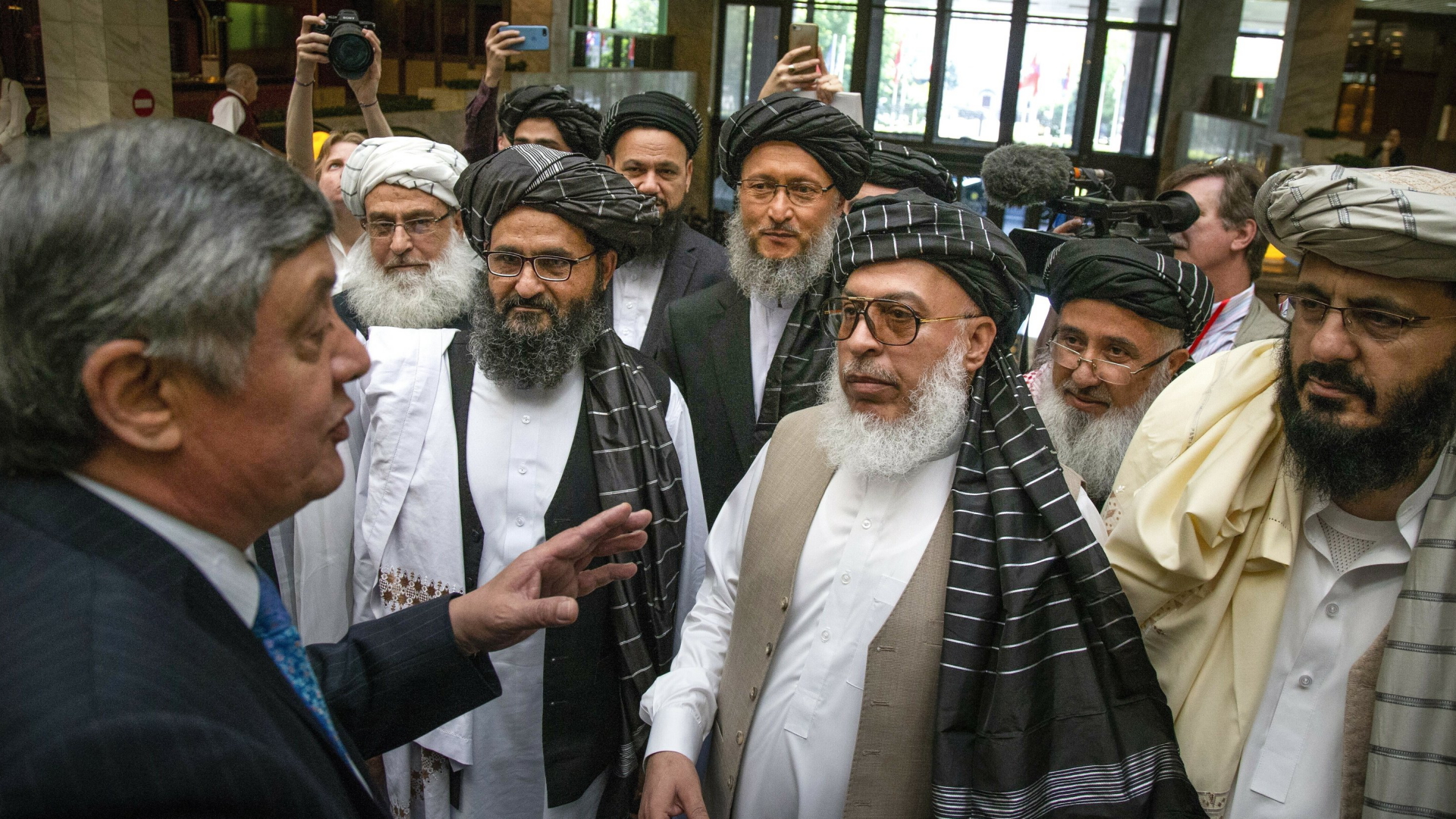 Russlands Sonderbeauftragter Kabulow mit hochrangigen Taliban-Vertretern in Moskau | AP