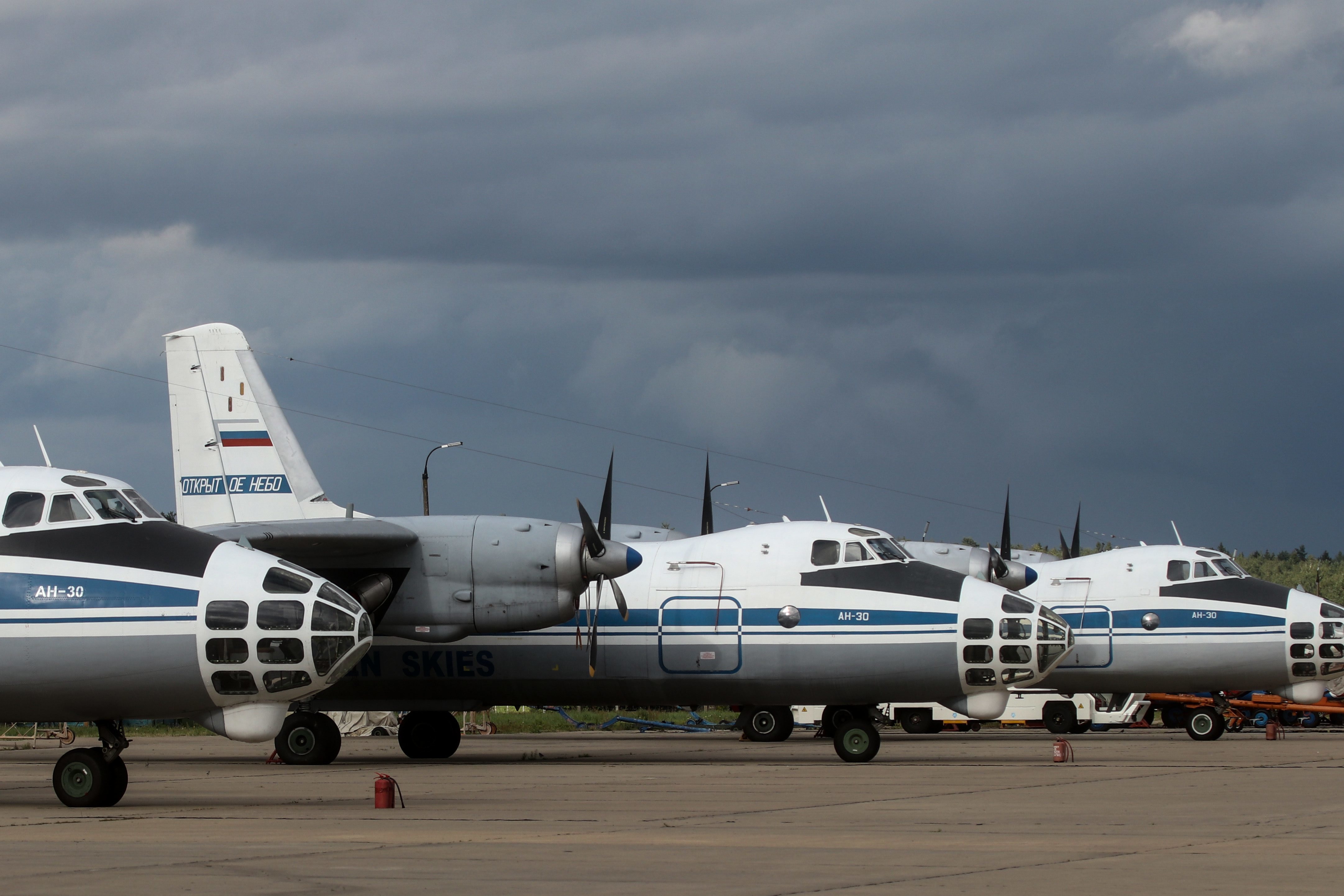 Flugzeuge des Typs Antonow An-30, die für Aufklärungsflüge unter dem "Open Skies"-Vertrag ausgerüstet sind, an einem Moskauer Flughafen. | picture alliance / Yury Kirsanov