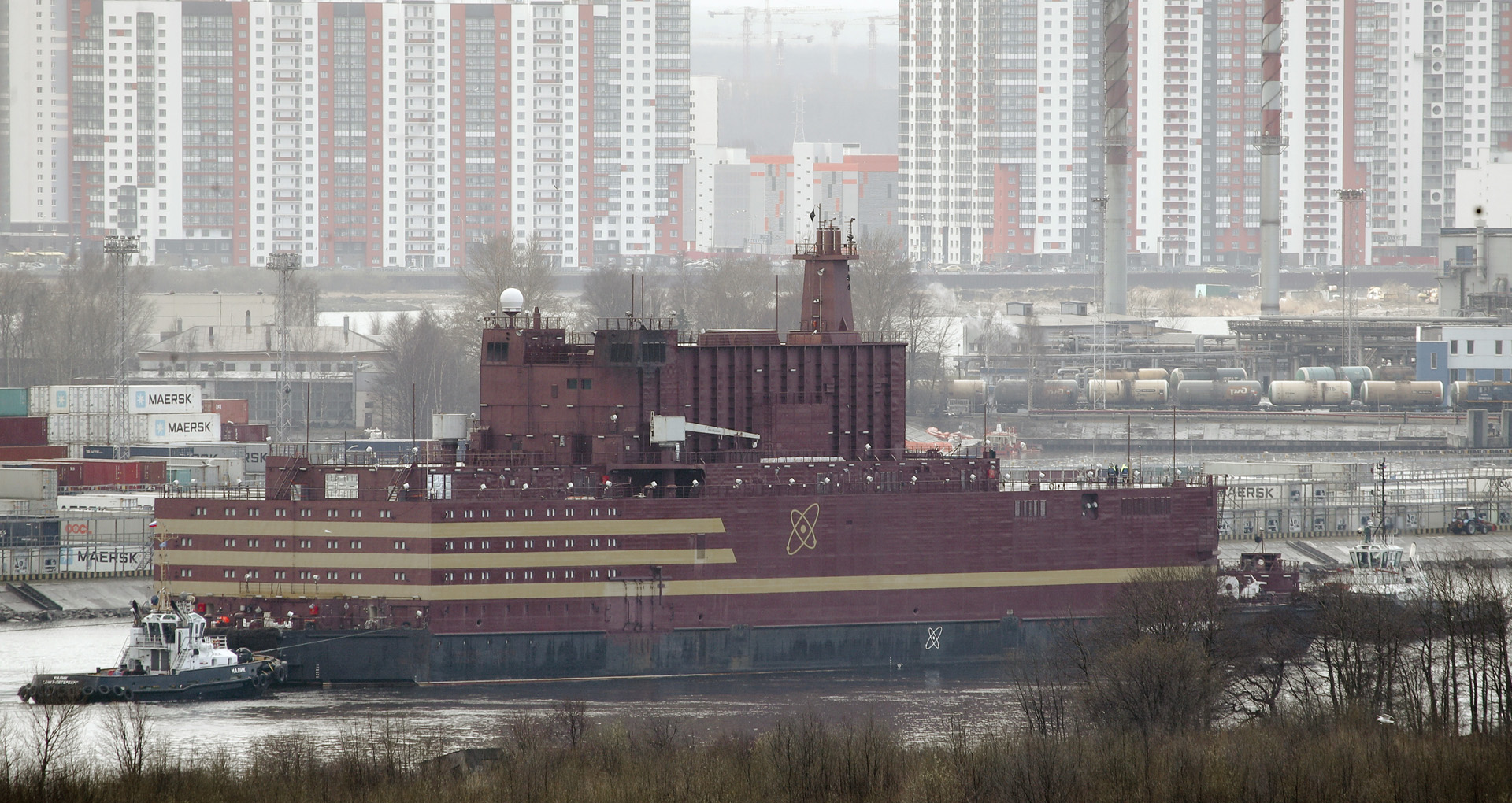 Das schwimmende Akw "Akademik Lomonossow" fährt 2018 nach Verlassen der Werft durch St. Petersburg (Russland) | picture alliance / Dmitri Lovets