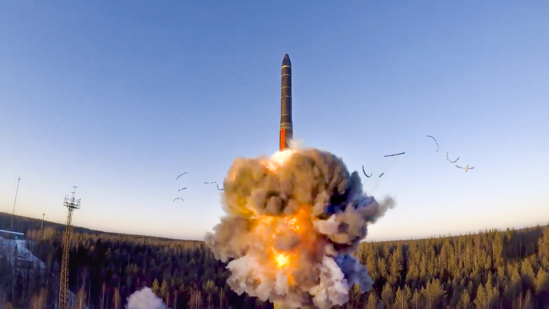 Das vom Pressedienst des russischen Verteidigungsministeriums zur Verfügung gestellte Videostandbild zeigt eine Rakete, die von einem Raketensystem abgefeuert wird, während des Interkontinental-Raketentests in der Anlage in Plesetsk im Nordwesten Russlands (Archivbild).