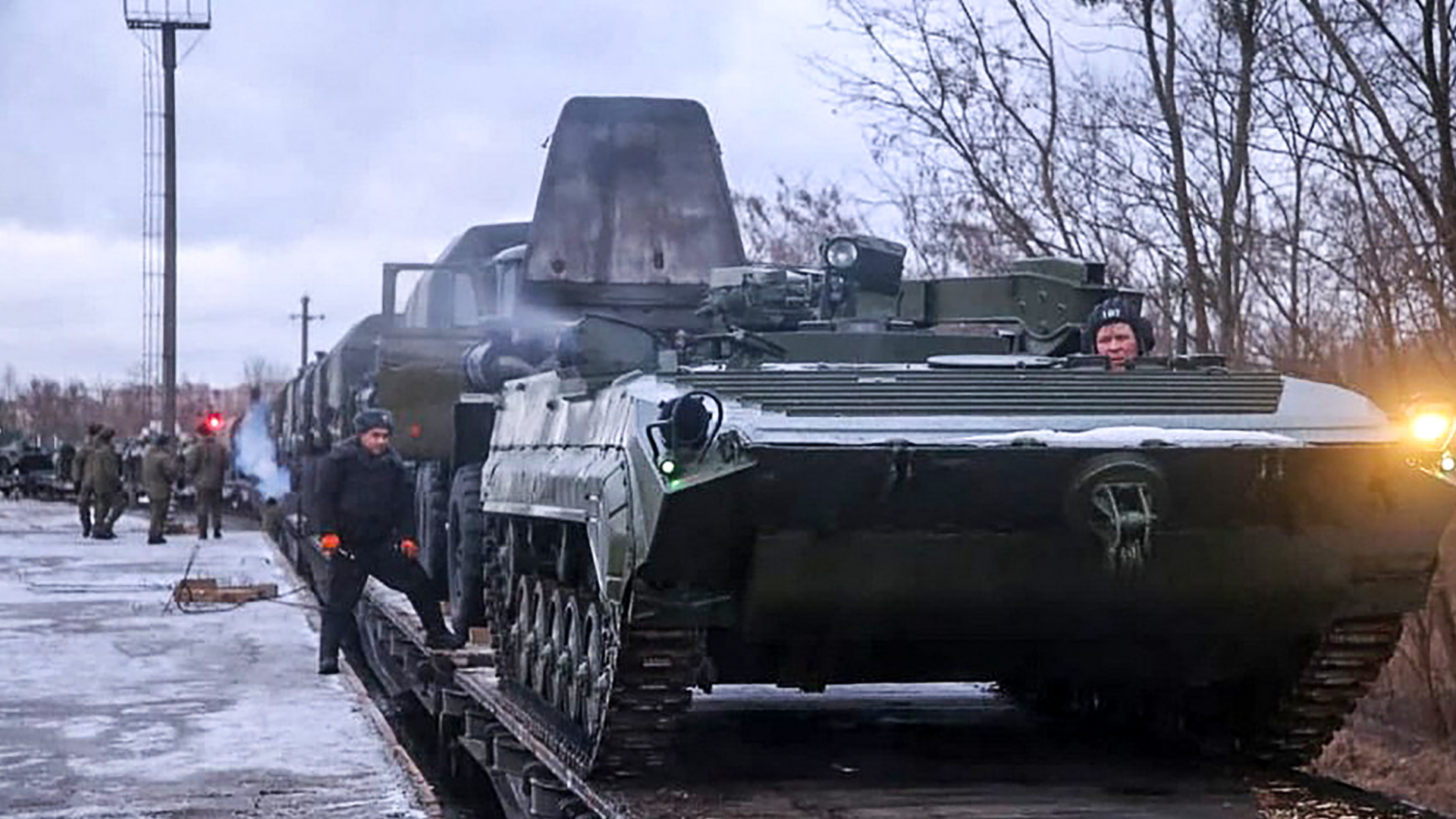 Russische Panzer und Lkw werden per Zug nach Belarus gebracht. | AFP