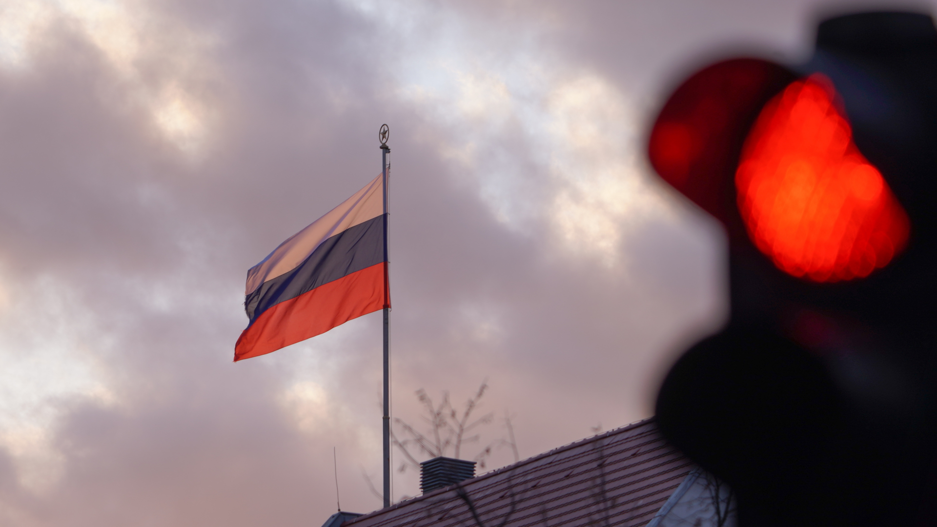 Die russische Flagge weht über der Russischen Botschaft. | dpa