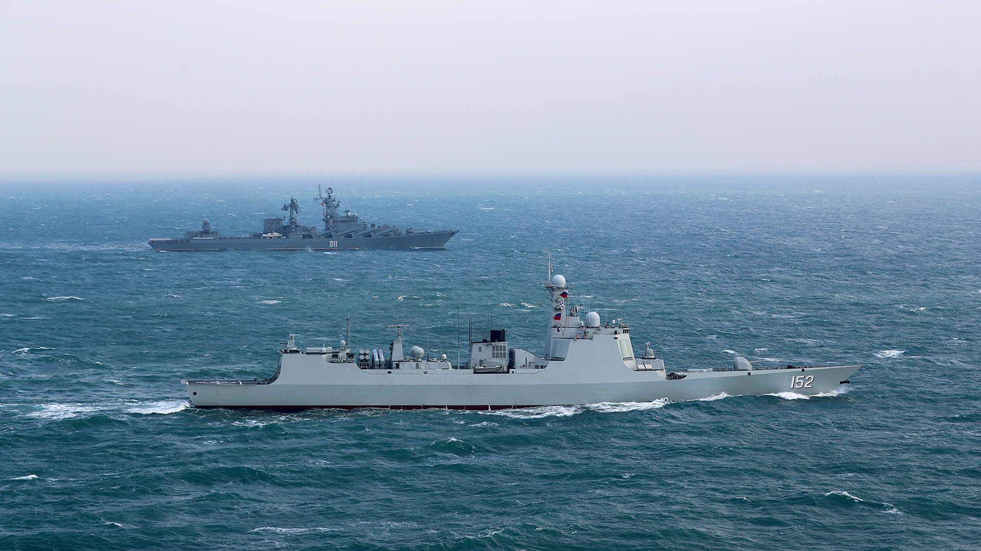 Der chinesische Marinezerstörer "Jinan" (vorn) zusammen mit dem russischen Marinekreuzer "Warjag" während einer gemeinsamen Marineübung im Ostchinesischen Meer.