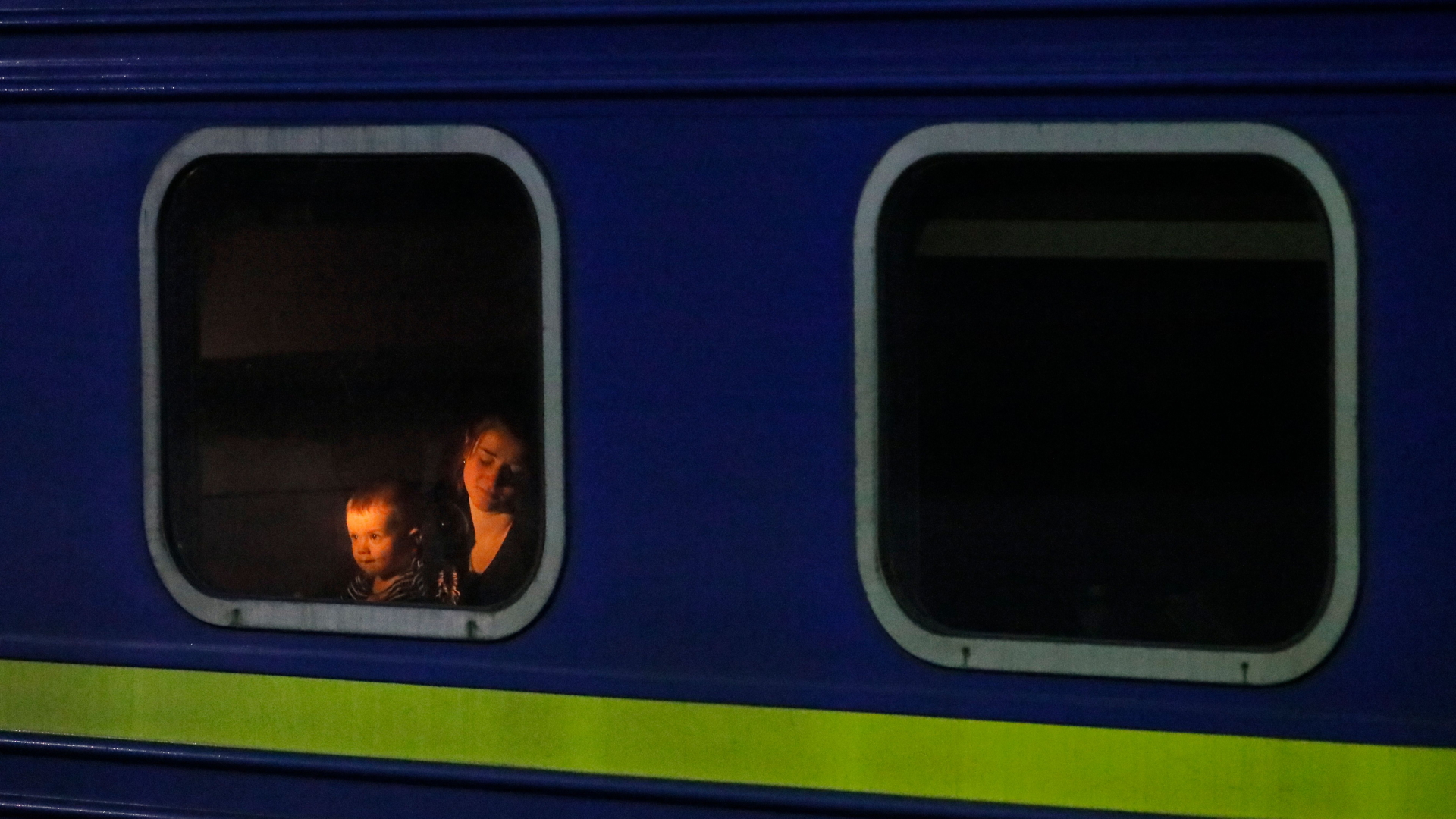 Frau mit Kind im Zug von Moskau nach Kiew | Bildquelle: SERGEI ILNITSKY/EPA-EFE/Shutters