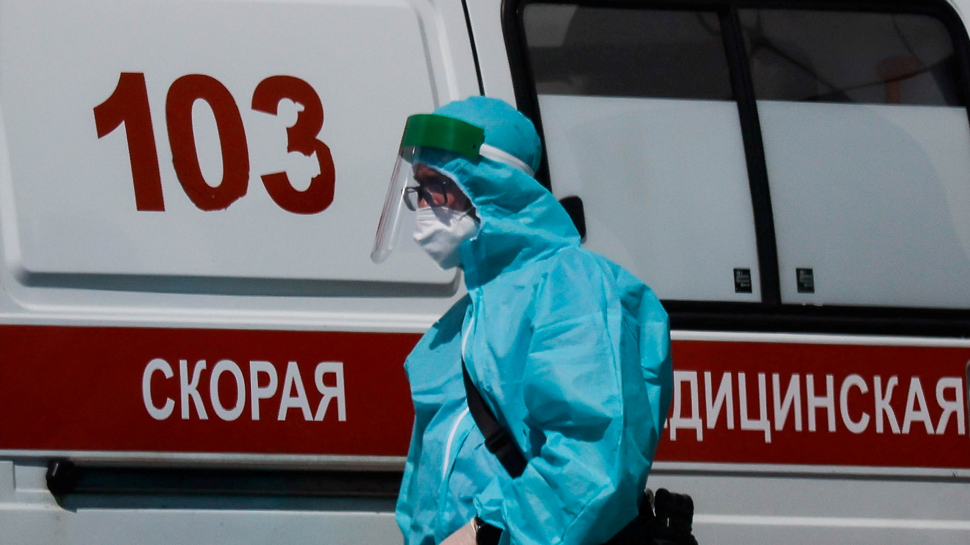 Ein Mann in Schutzkleidung vor einem Krankenwagen in Moskau | REUTERS
