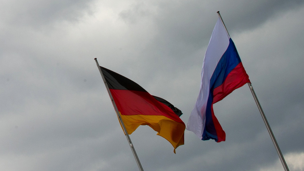 Die deutsche und die russische Flagge  | dpa