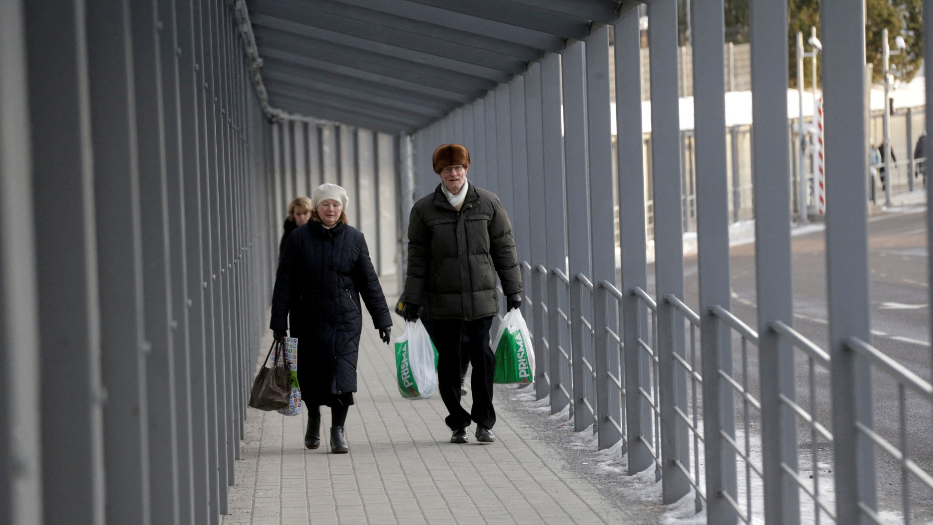 Menschen am Grenzübergang von Russland nach Estland.