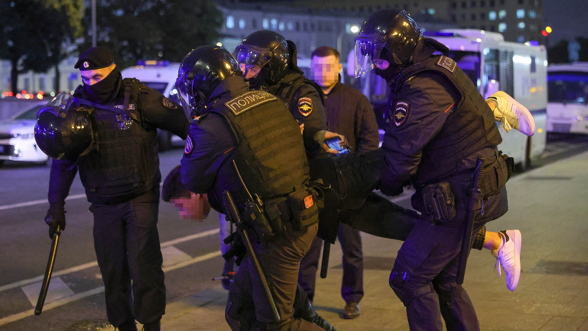 Russische Polizeibeamte nehmen eine Person während einer nicht genehmigten Kundgebung fest. (aufgenommen am 21. September) | REUTERS