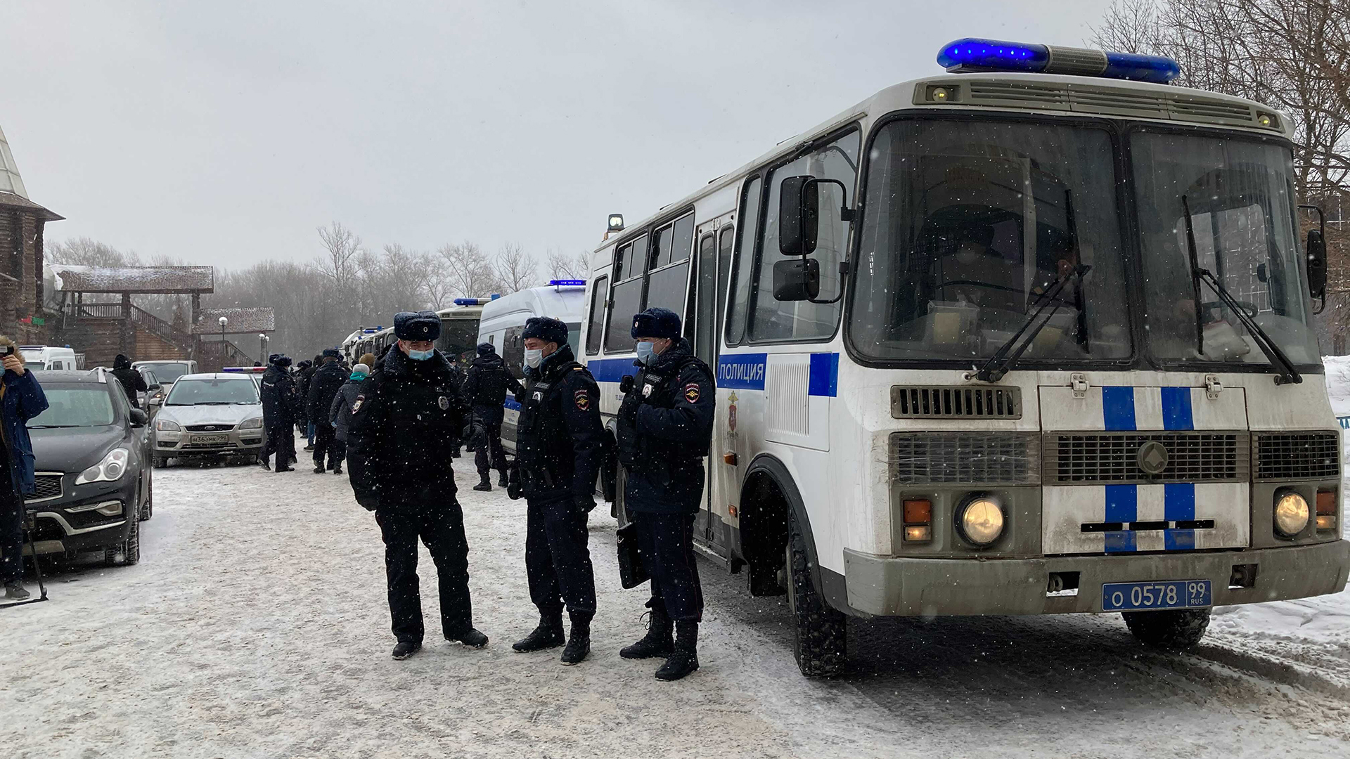 Russische Sicherheitskräfte bei einer Razzia in Moskau. | dpa
