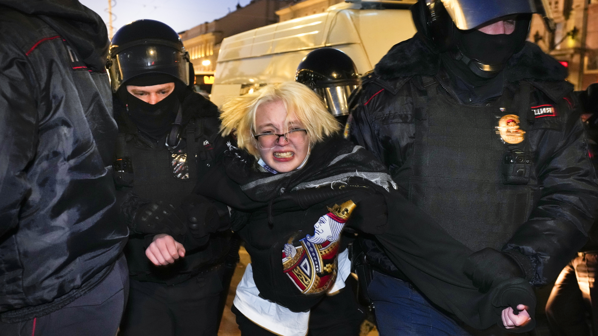 Die Polizei in St. Petersburg nimmt eine Demonstrantin während einer Aktion gegen Russlands Invasion der Ukraine fest. | dpa