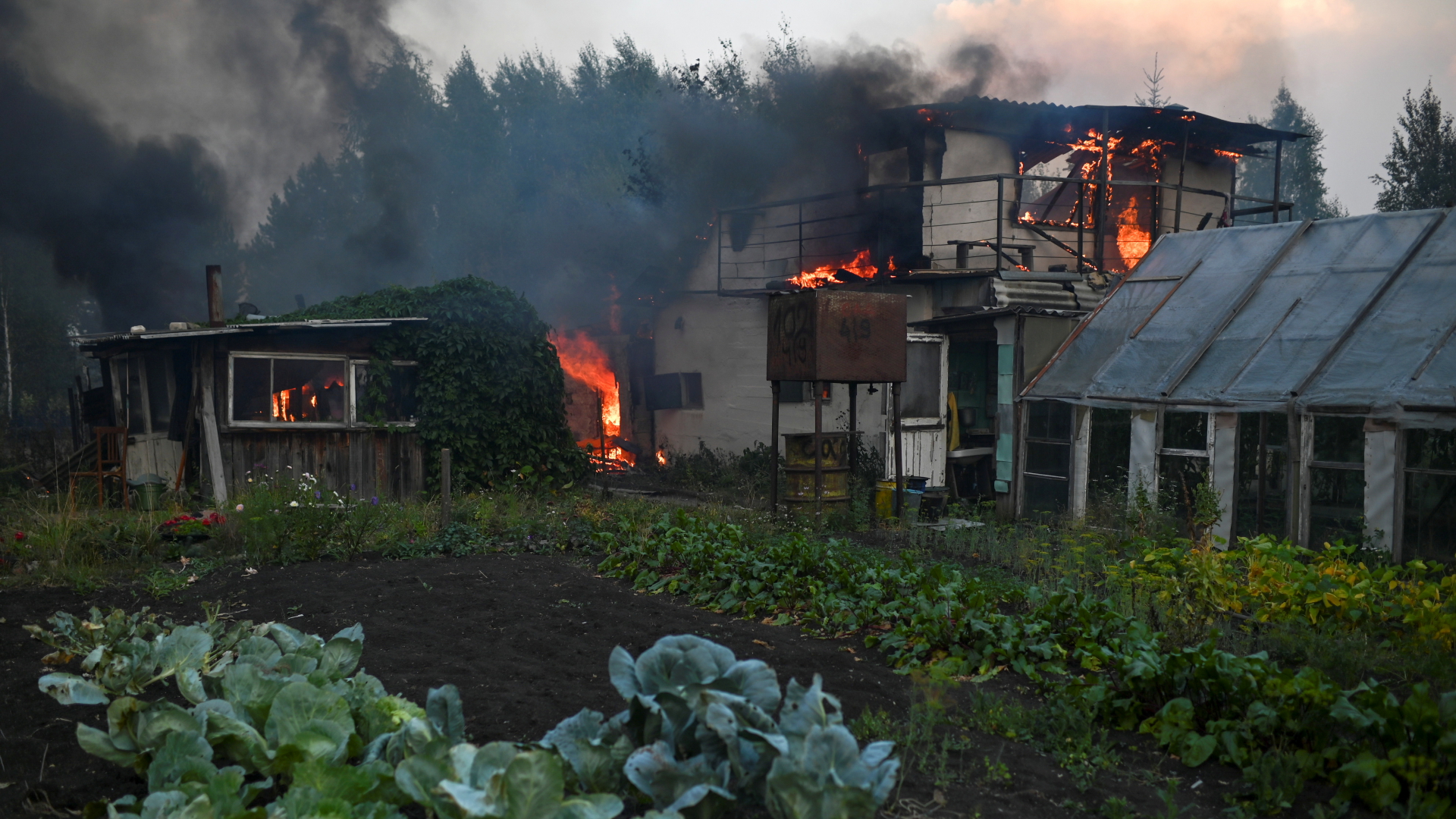 Ein Landhaus in der Nähe der Stadt Kamensk-Uralski steht in Flammen. | REUTERS