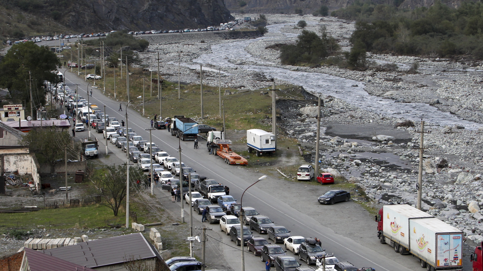 Autos stehen vor dem Grenzübergang Werchni Lars zwischen Georgien und Russland Schlange.  | dpa