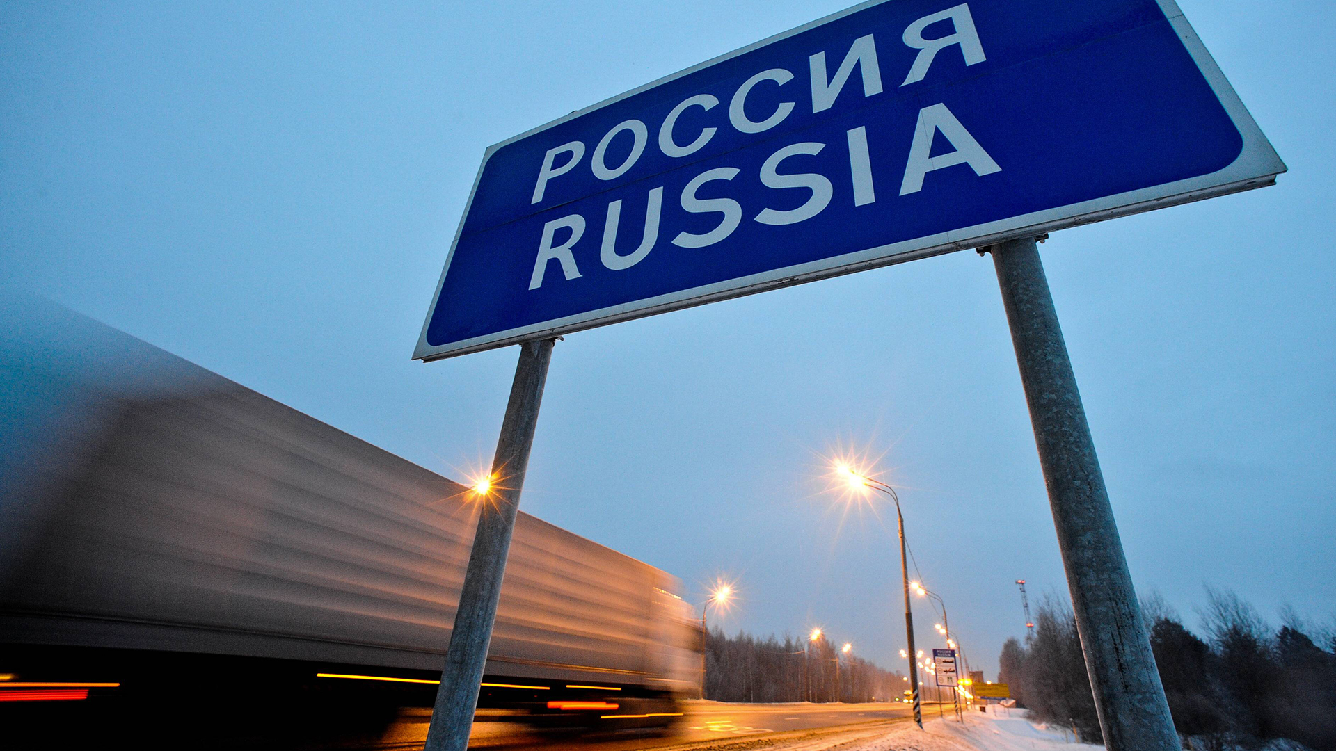 Ein Schild mit der Aufschrift Russia steht am Straßenrand. | imago stock&people