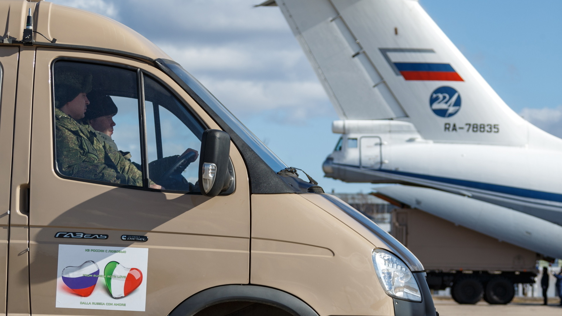"From Russia with Love" steht auf einem Transportfahrzeug, mit dem Russland Krisenhelfer und Ausrüstung nach Italien schickt. | Bildquelle: ALEXEI YERESHKO/RUSSIAN DEFENCE