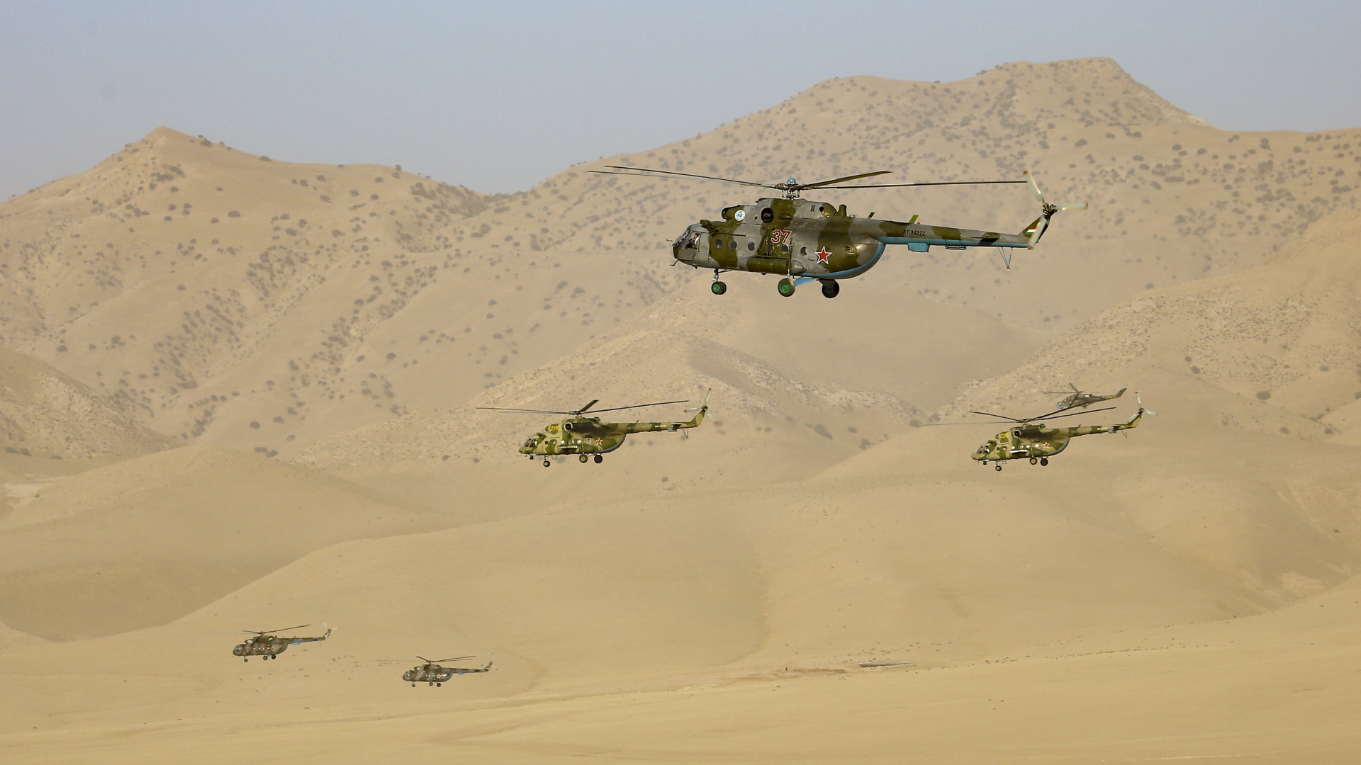 Hubschrauber der russischen Armee fliegen im August 2021 während einer gemeinsamen Übung mit Usbekistan und Tadschikistan über ein Areal nahe der tadschikisch-afghanischen Grenze | AP