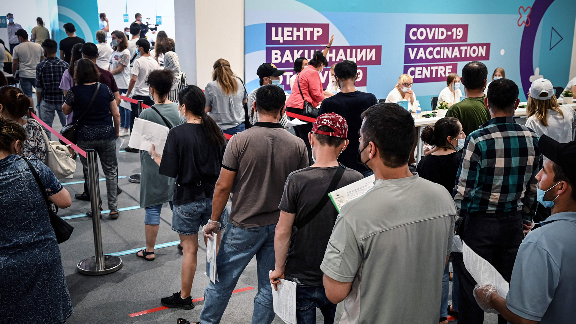 Menschen stehen in Moskau zum Impfen an. | AFP