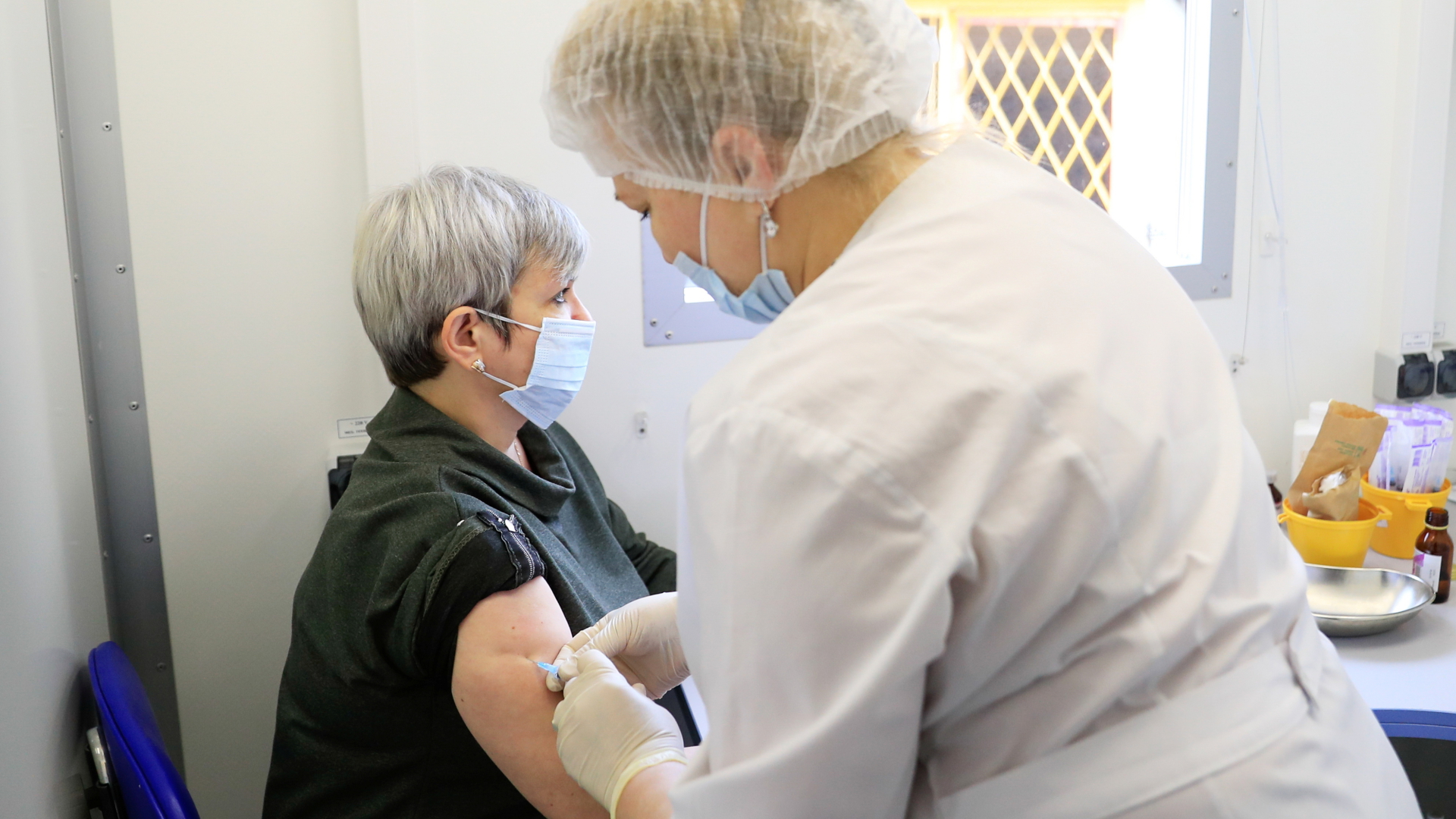 Eine Frau bekommt eine Corona-Impfung in einem mobilen Impfzentrum in der Nähe von Moskau. | REUTERS
