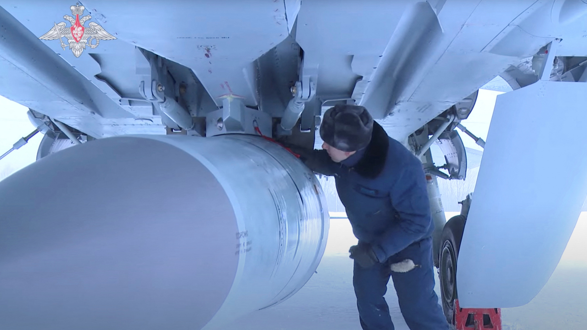 Ein russischer Armeetechniker prüft die an einem MIG-31-Kampfflugzeug angebrachte Rakete vom Typ "Kinschal" vor dem Start | Russian Defence Ministry/Handout via REUTERS