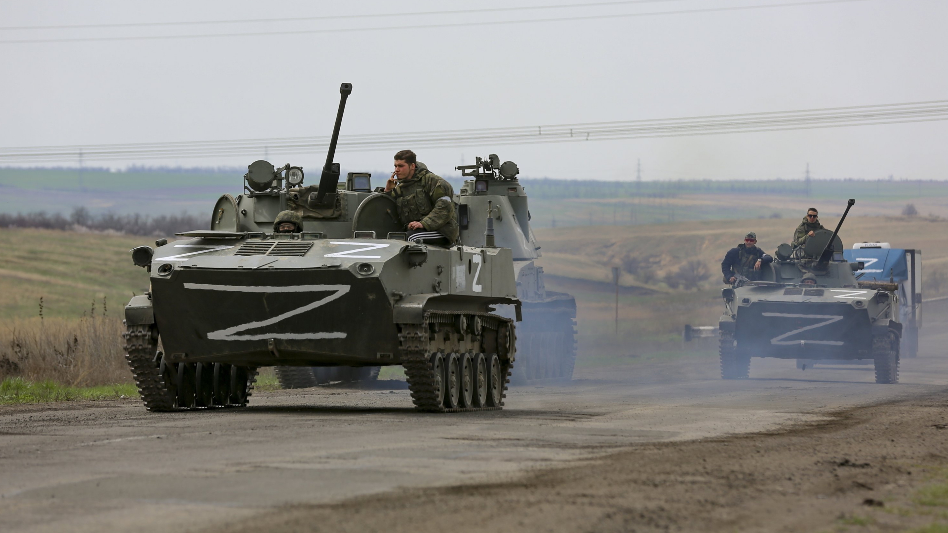 Ein russischer Militärkonvoi auf einer Straße in der Nähe der ukrainischen Hafenstadt Mariupol. | AP
