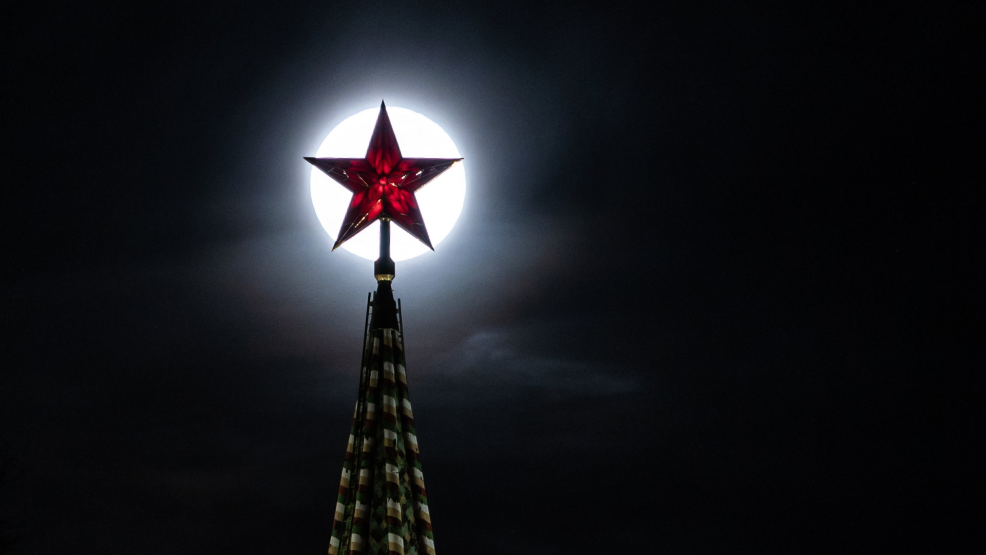 Der rote Stern auf einer Turmspitze des Kreml leuchtet vor dem Vollmond | dpa