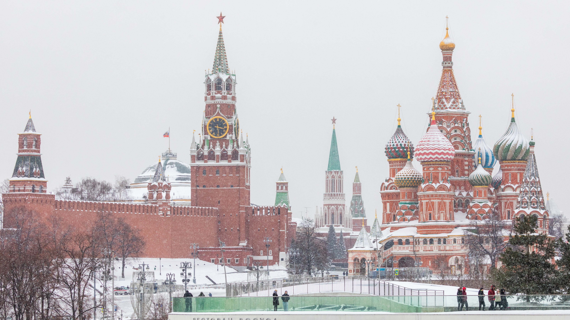 Der Kreml mit schneebedeckten Dächern in Moskau. | dpa