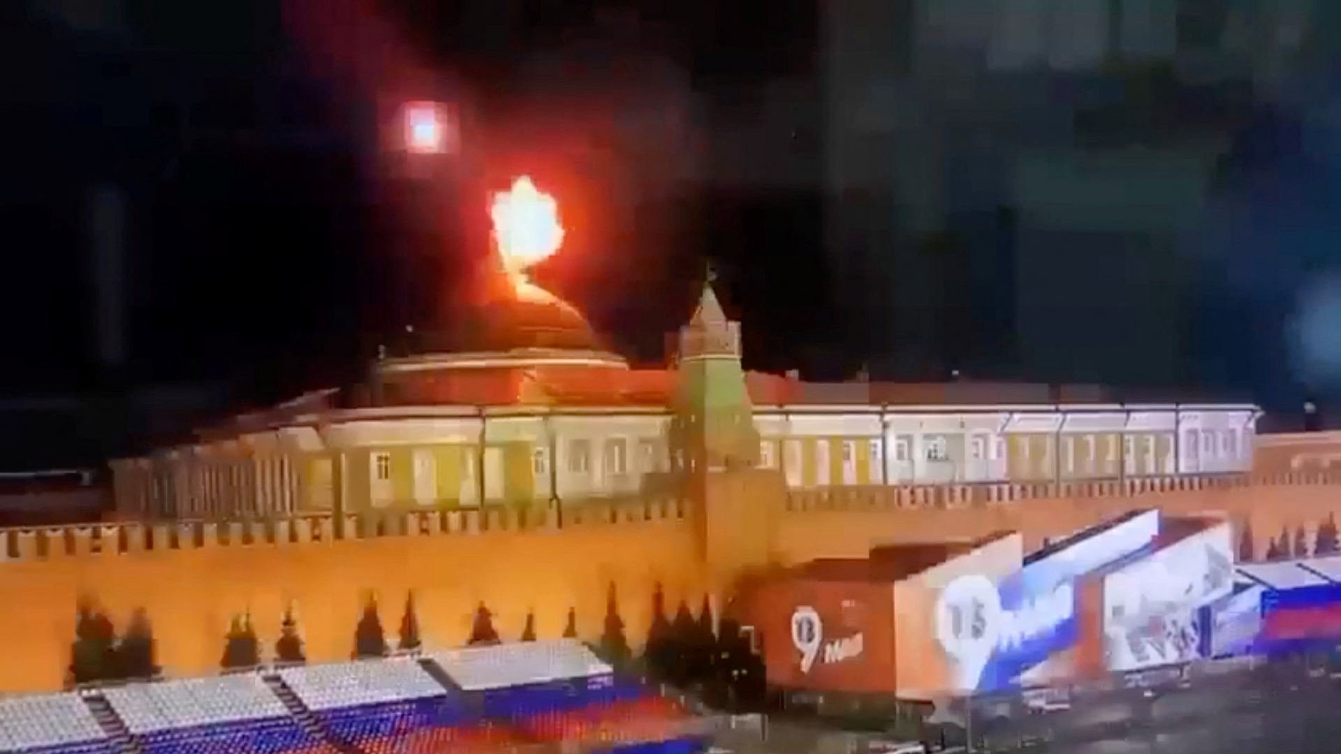Screenshot eines Films von einer Explosion über dem Kreml