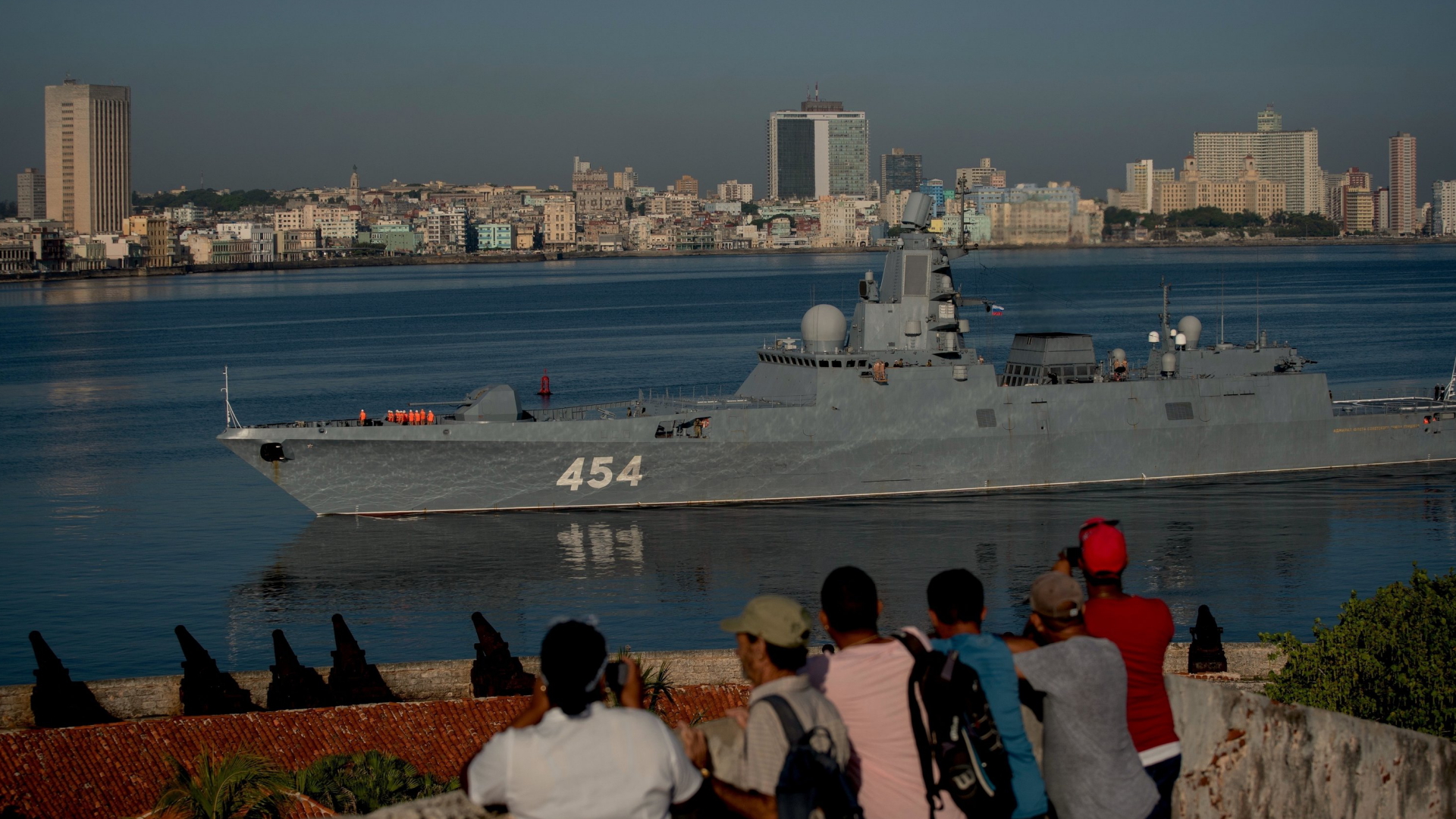 Das russische Kriegsschiff Admiral Gorschkow fährt im Juni 2019 in den Hafen von Havanna (Kuba) ein. | AP