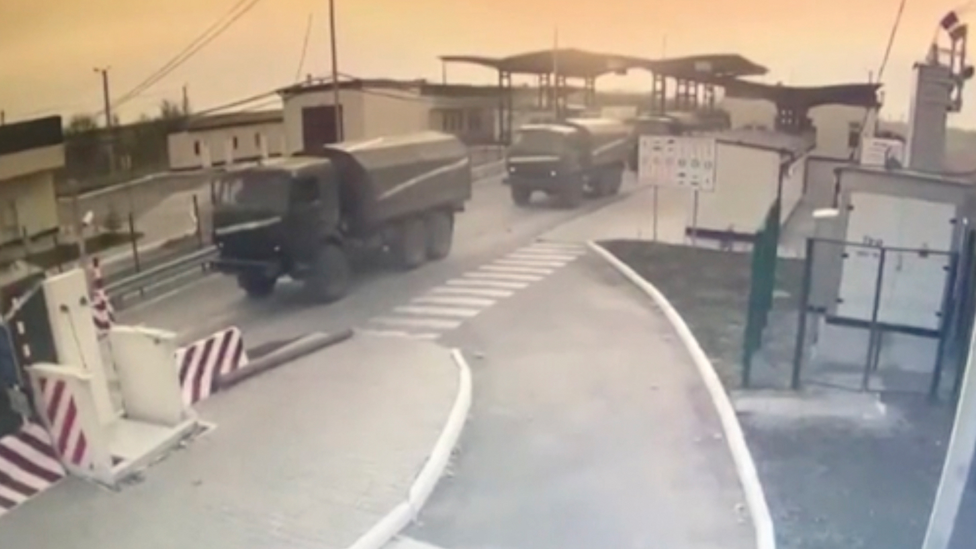 Russische Militärfahrzeuge überqueren am Kontrollpunkt Armyansk die Grenze von der Krim zur Ukraine. | picture alliance/dpa/BORDER SERV