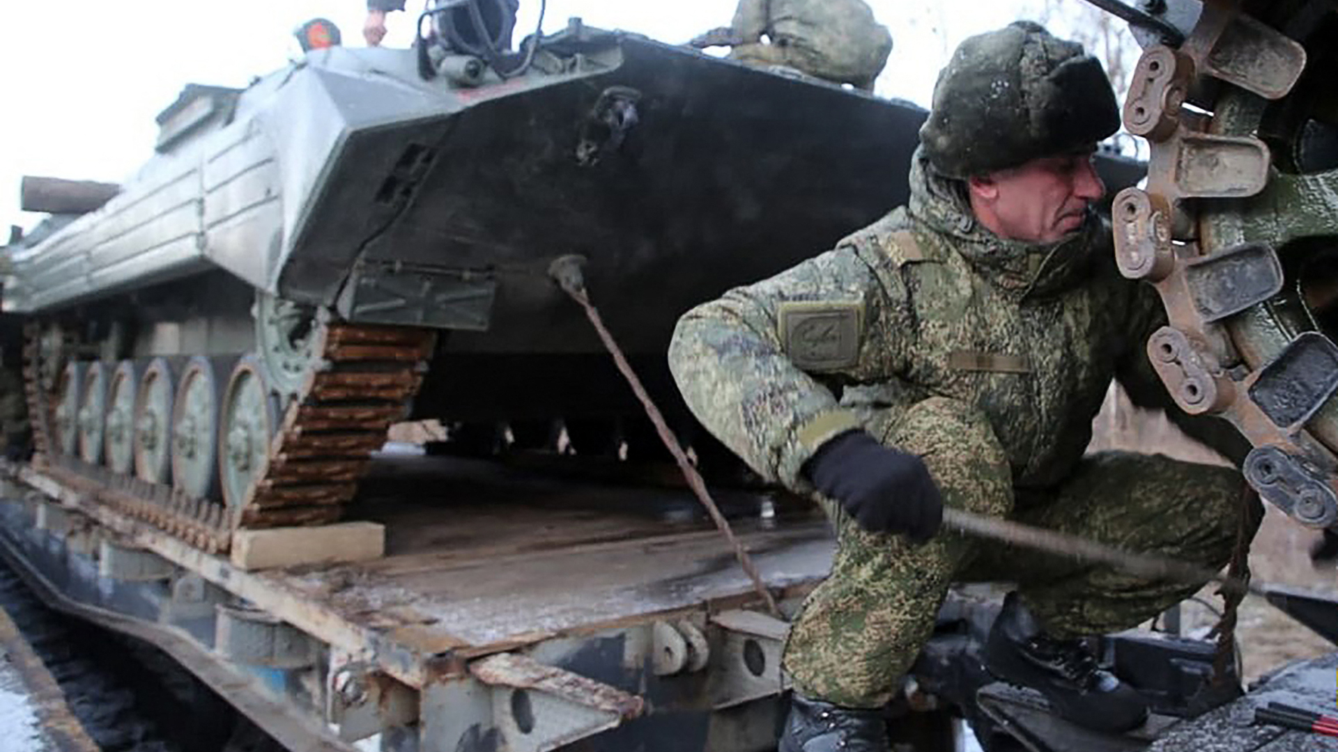 Russische Panzer werden per Zug zu einer Militärübung nach Belarus transportiert.