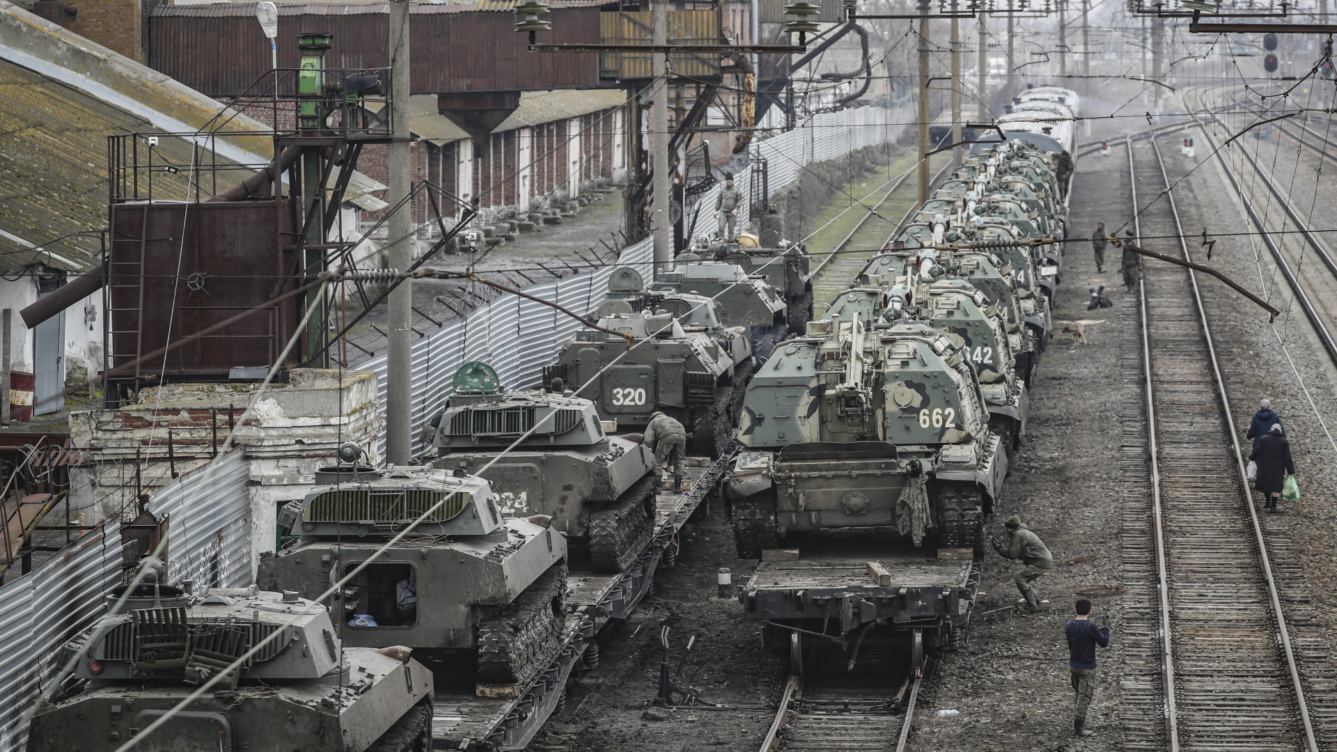 Russische Panzer stehen auf einem Bahnhof in der Region Rostow | EPA