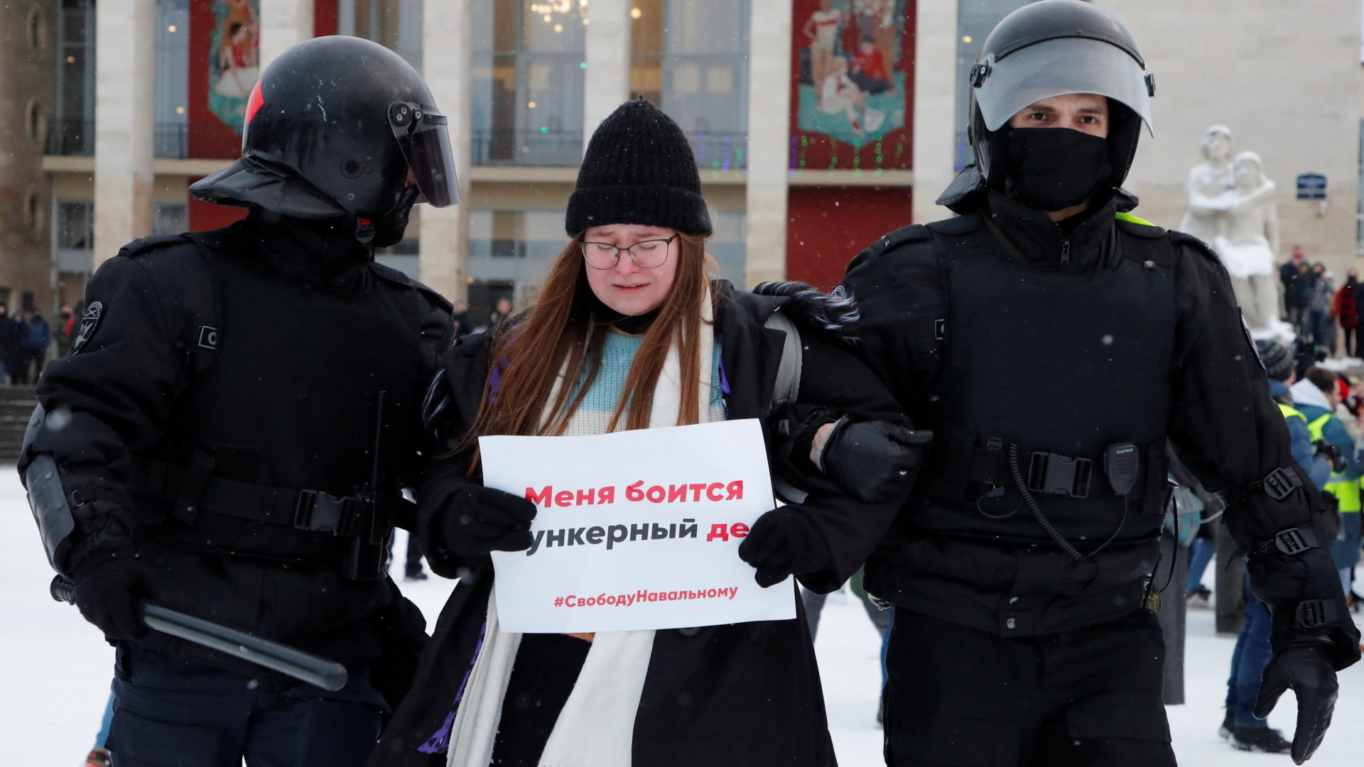 Russische Sicherheitskräfte nehmen Demonstrantin fest | REUTERS
