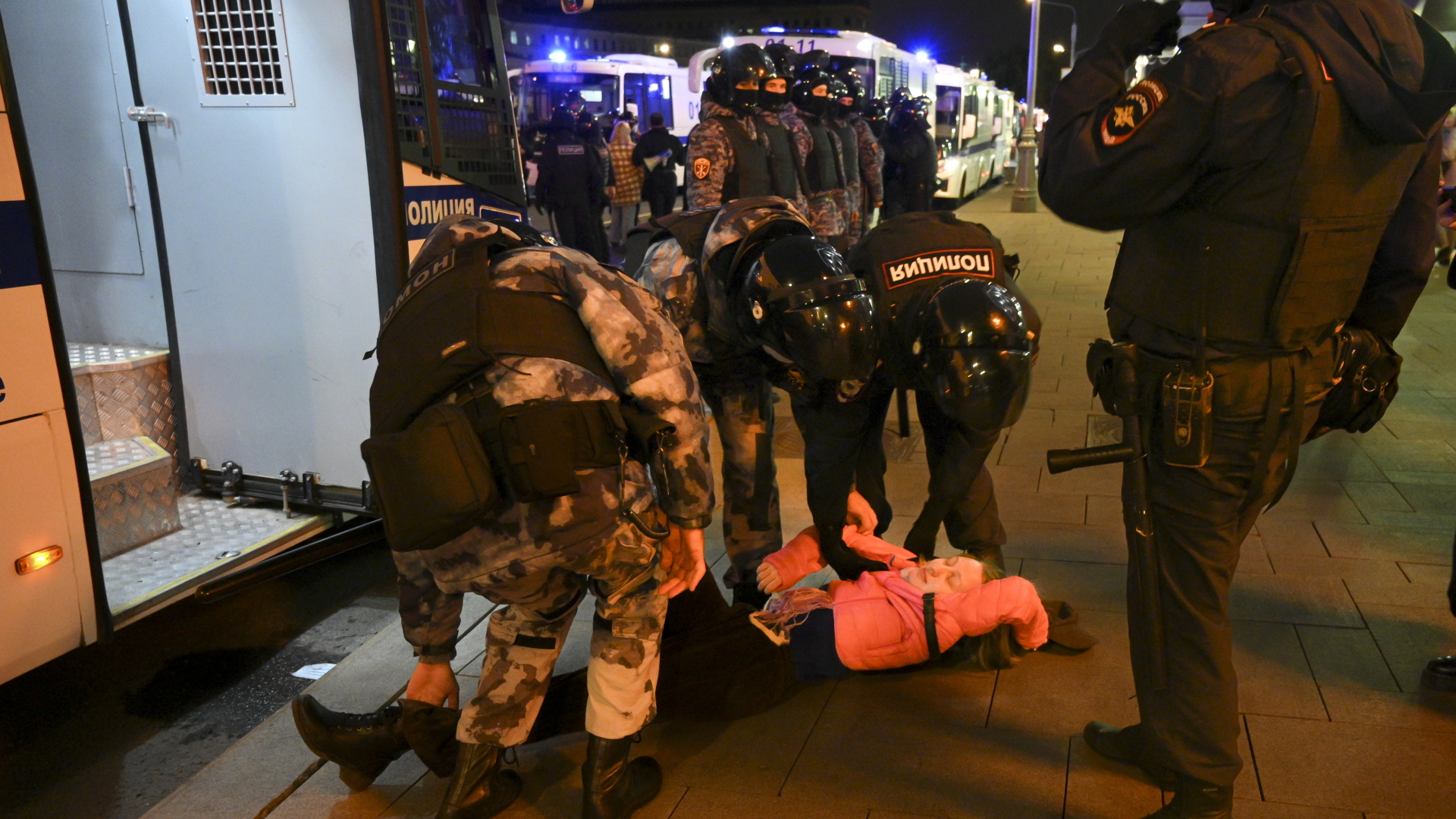 Polizisten in Moskau halten einen Demonstranten am Boden fest während einer Demonstration gegen die Mobilisierung. | dpa