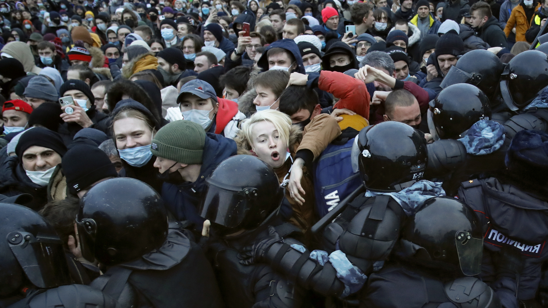 Polizisten sind in St. Petersburg mit Demonstranten zusammengestoßen, die gegen die Inhaftierung des Oppositionsführers Nawalny protestierten. | dpa