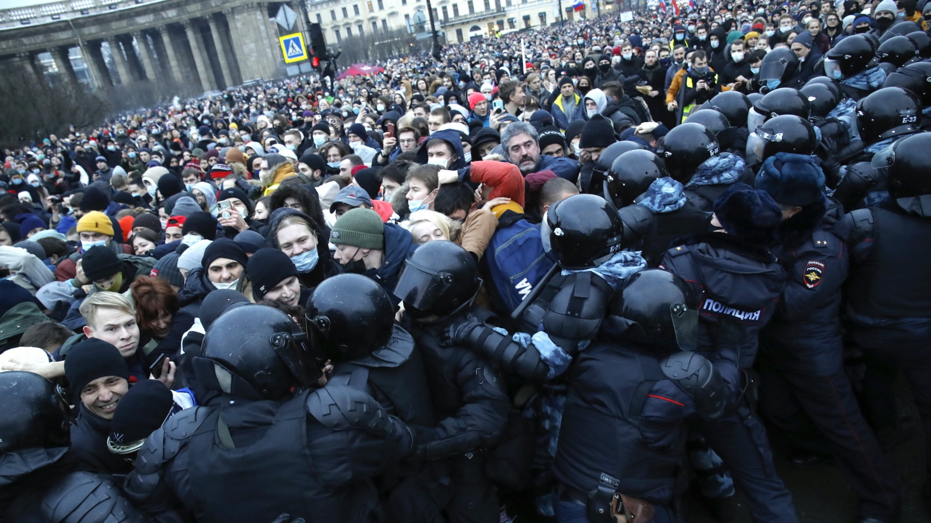 In St. Petersburg stehen sich Demonstranten und Sicherheitskräfte gegenüber | AP